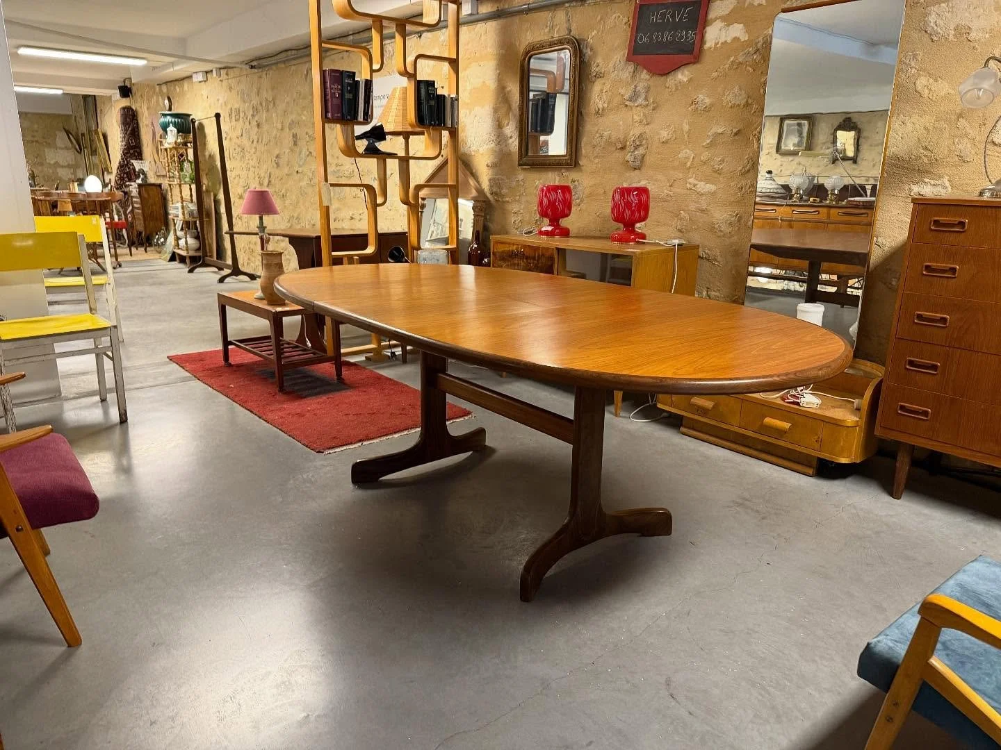 Table Anglaise Gplan des années 1950 en teck. Dimensions 163 cm x 107 cm ; avec la rallonge 209 cm .
Visible au passage St Michel,  16 place Canteloup à Bordeaux.
Informations et prix sur intemporadeco.com 
#decorationinterieure #bro