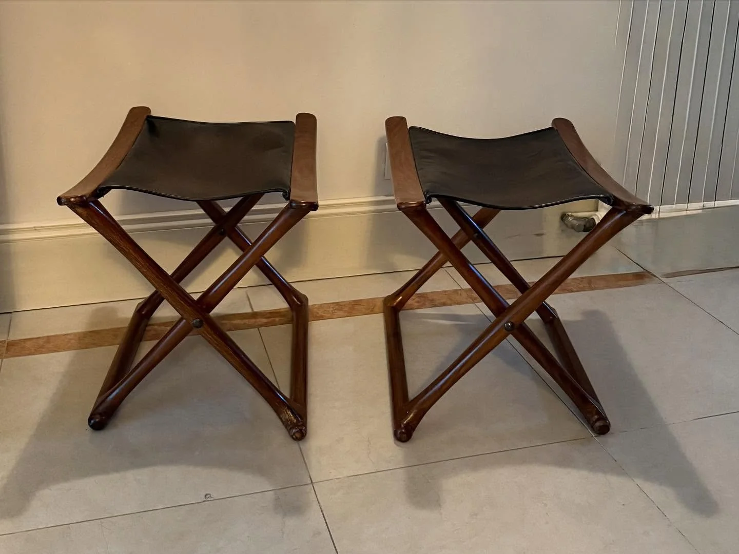 2 tabourets Ole wansher pour Carl Hansen des années 1960 . Encadrement en bois et assise en cuir.
Informations et prix sur intemporadeco.com 
Visible au passage St Michel, 16 place Canteloup à Bordeaux.
#decorationinterieure #brocante