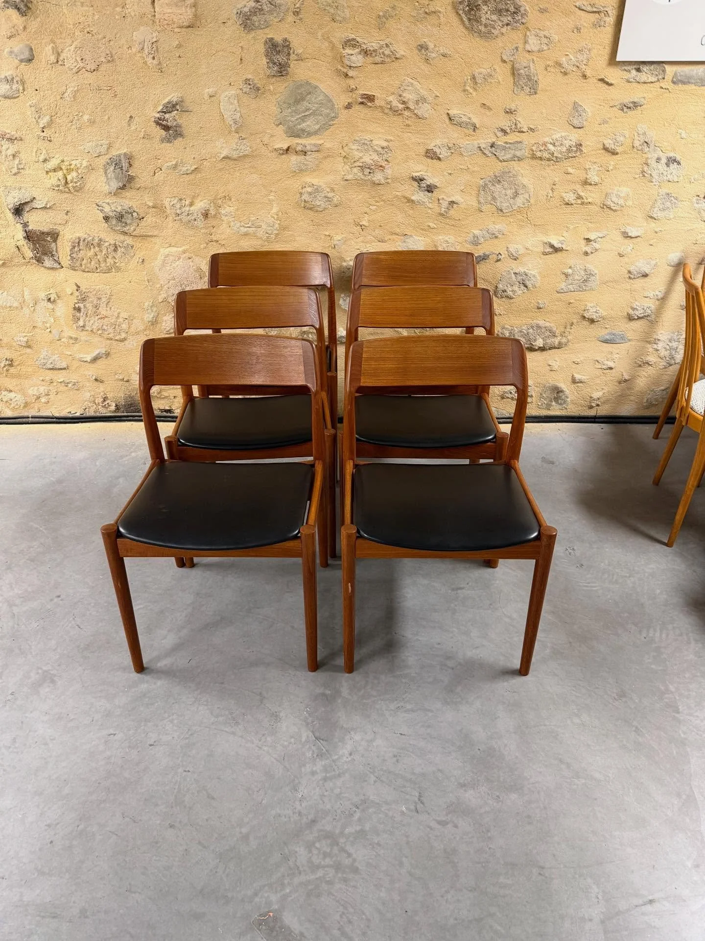 6 chaises Scandinaves, Danoise , années 1950 , assise simili.
Visible au passage St Michel, 16 place Canteloup à Bordeaux.
Informations et prix sur intemporadeco.com
#decorationinterieure #brocantevintage #mobilierdesign #meublevinta