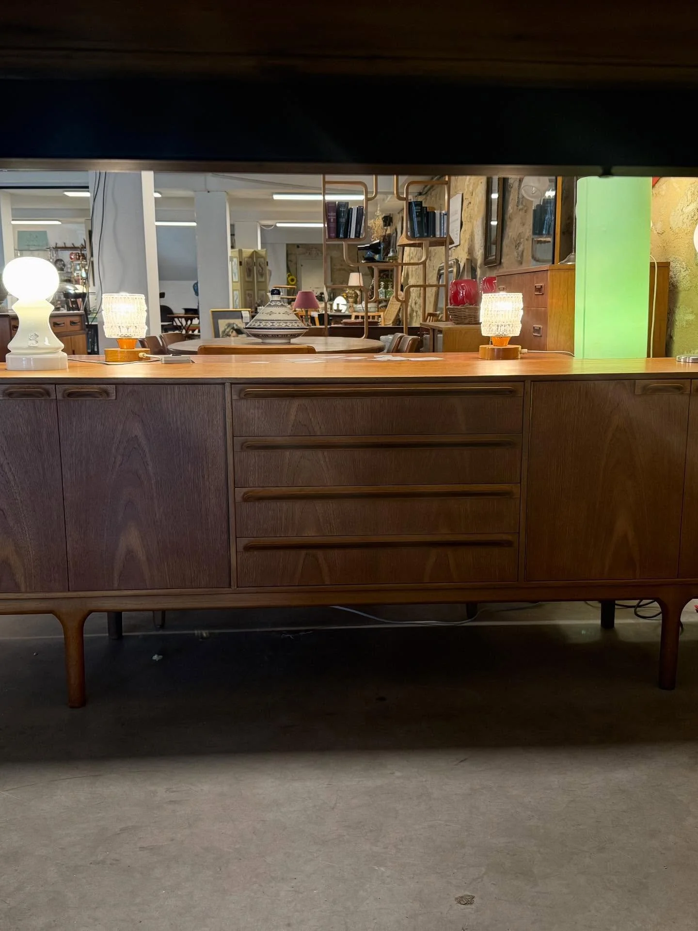 Enfilade Écossaise Mcintosh des années 1960 en teck . Dimensions : 214 cm x 46 cm ; hauteur 77 cm .
Visible au passage St Michel, 16 place Canteloup à Bordeaux.
Informations et prix sur intemporadeco.com 
#decorationinterieure