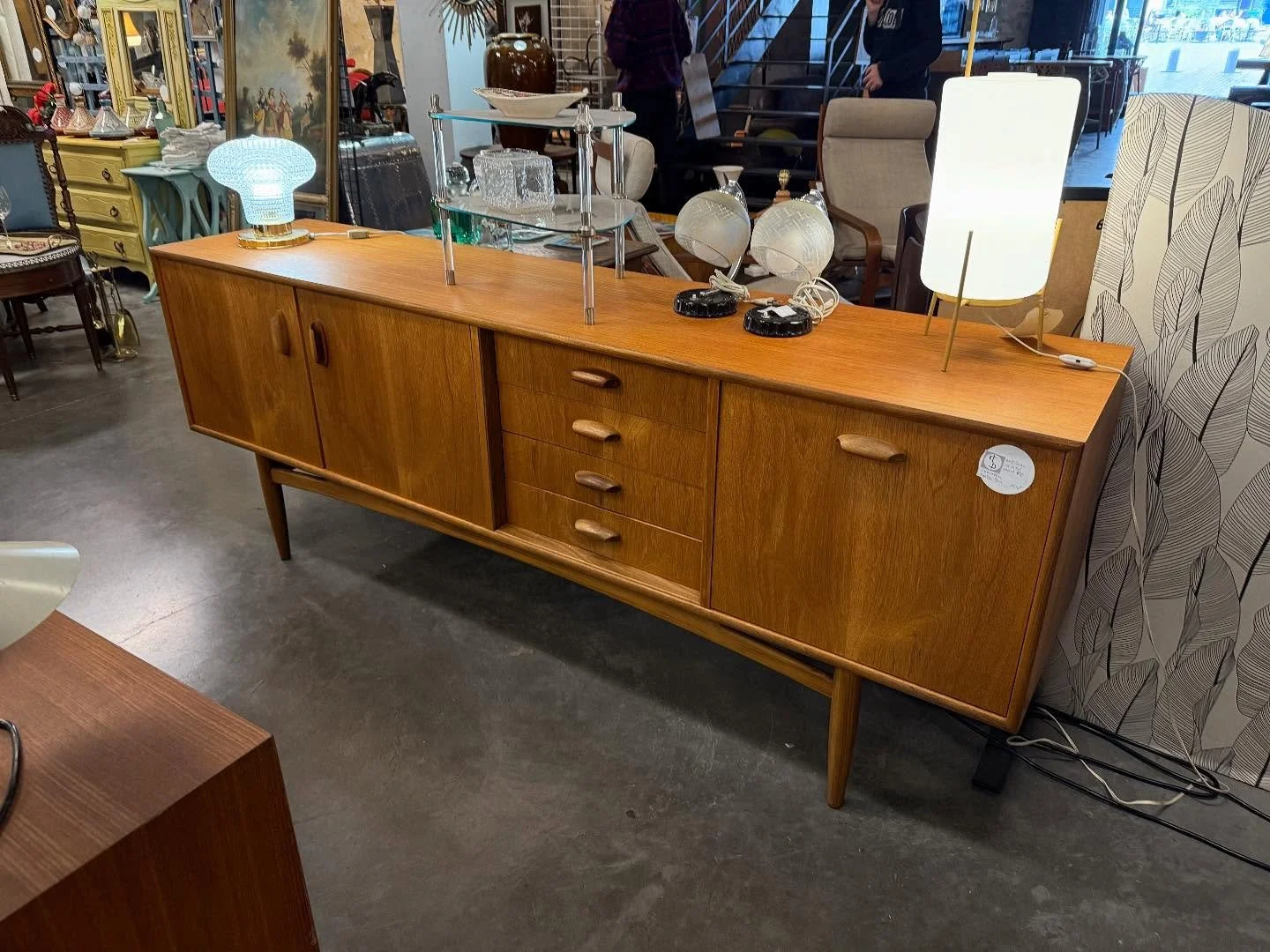 Enfilade Anglaise Gplan des années 1950 en teck. 
Dimensions : 206 cm x 46 cm ; hauteur 79 cm .
Visible au passage St Michel, 16 place Canteloup à Bordeaux.
Informations et prix complémentaires sur intemporadeco.com
#decoratio