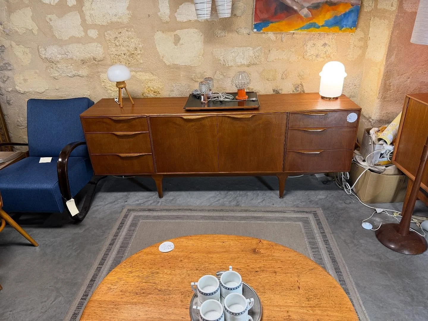 Enfilade Écossaise Mcintosh des années 1950 en teck. Dimensions 202 cm x 46 cm ; hauteur 77 cm .
Visible au passage St Michel, 16 place Canteloup à Bordeaux.
Informations et prix complémentaires sur : intemporadeco.com