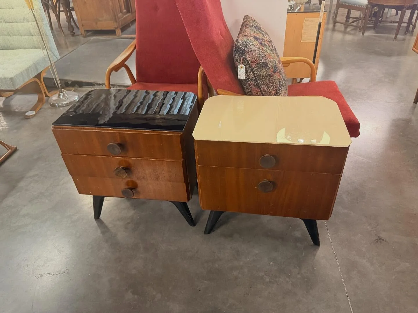 2 tables de nuits de République tchèque du designer : Jindrich Halabala . 
Dimensions : 51 cm x 35 cm ; hauteur 55 cm .
Visible au passage St Michel, 16 place Canteloup à Bordeaux.
Informations et prix complémentaires su