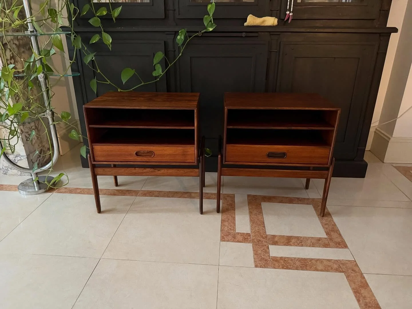2 tables de nuits scandinaves du designer : Arne Vodder des années 1950 en palissandre.
Dimensions : 51 cm x 45 cm ; profondeur 30 cm .
Visible au passage St Michel, 16 place Canteloup à Bordeaux.
Informations et prix complémen