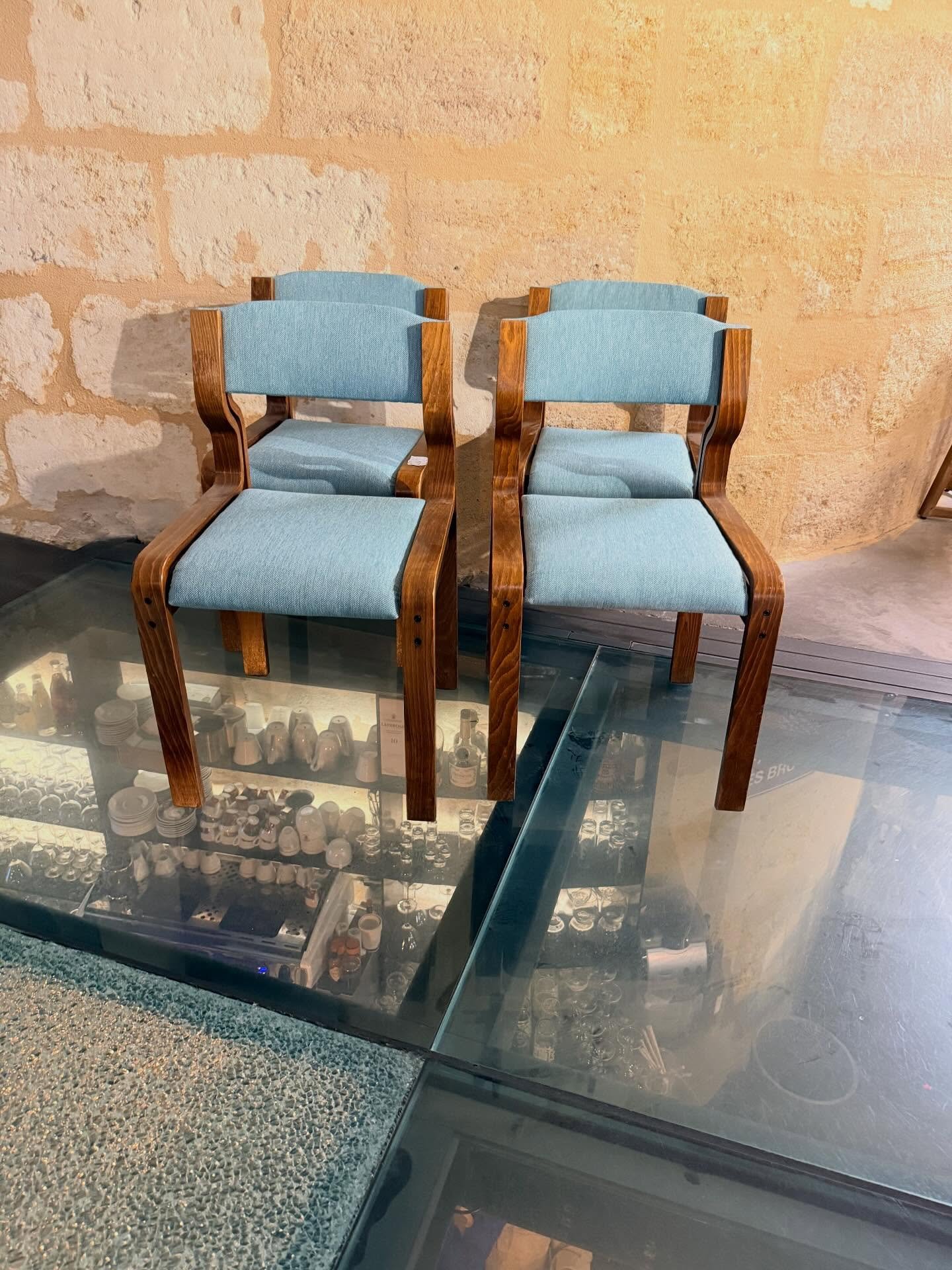 4 chaises de Republique tch&egrave;que des ann&eacute;es 1950 du designer : Ludvik Volak.
Chaises enti&egrave;rements restaur&eacute;es.

Visible au passage St Michel, 16 place Canteloup &agrave; Bordeaux.

Prix et informations compl&eacute;mentaires