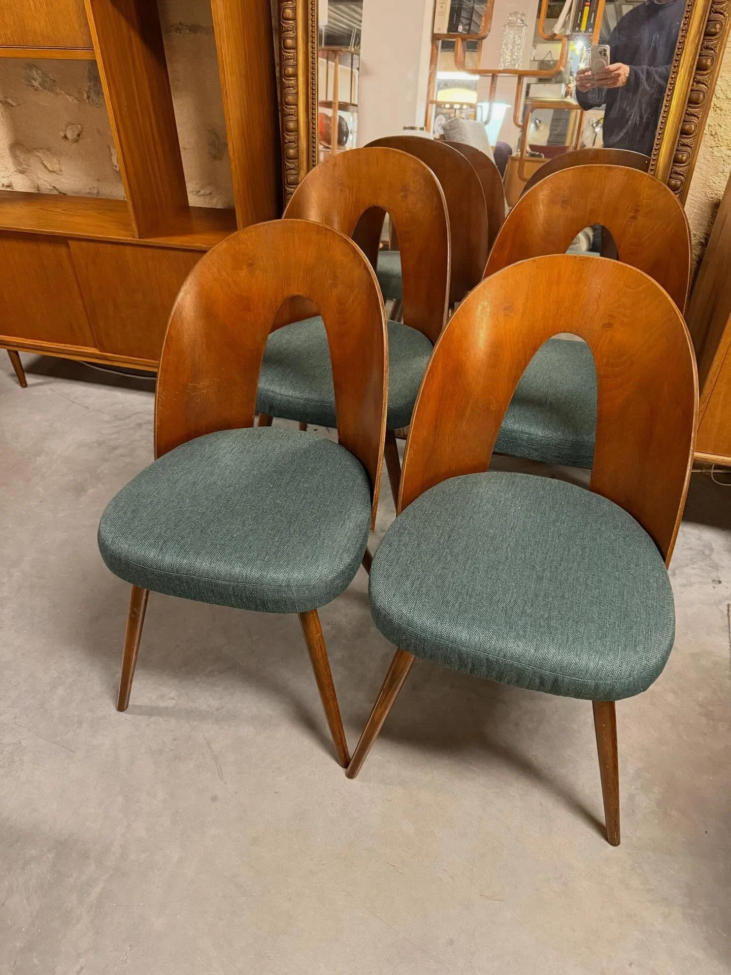 4 chaises du designer : Antonin Suman de R&eacute;publique tch&egrave;que enti&egrave;rements restaur&eacute;es .

Visible au passage St Michel, 16 place Canteloup &agrave; Bordeaux.

Informations et prix compl&eacute;mentaires sur: intemporadeco.com