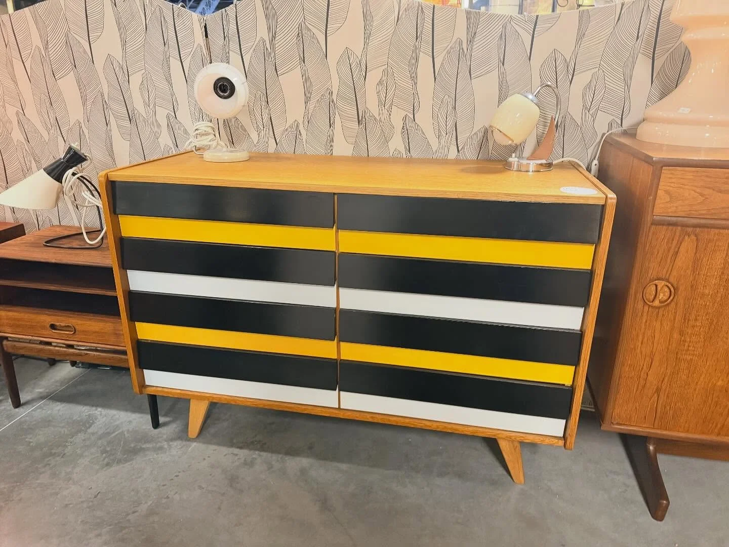 Commode de R&eacute;publique tch&egrave;que des ann&eacute;es 1960 du designer : Jiri Jiroutek.
Dimensions : 110 cm x 46 cm ; hauteur 76,50 cm .

Visible au passage St Michel, 16 place Canteloup &agrave; Bordeaux.

Informations et prix compl&eacute;m