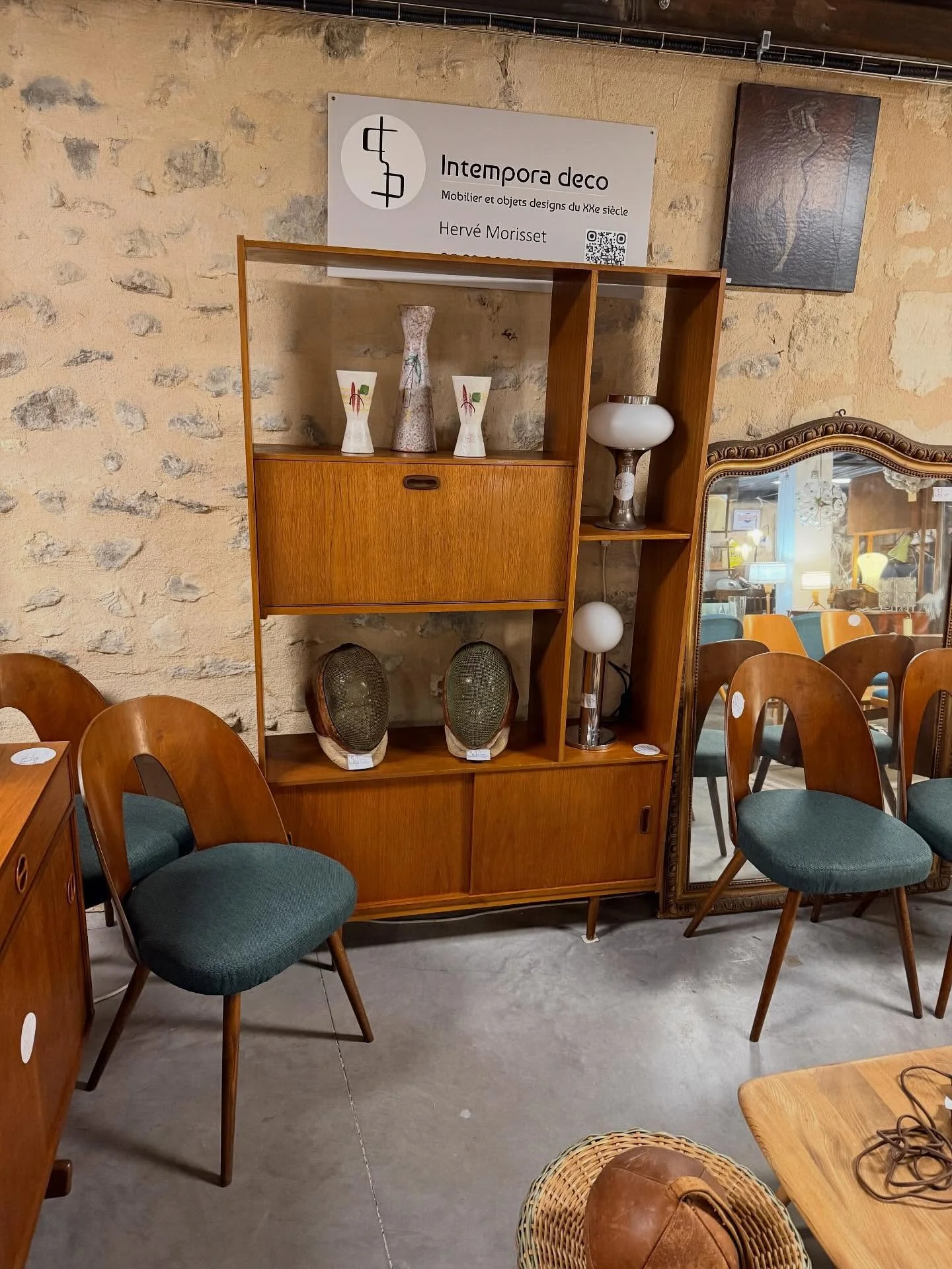 Room divider des ann&eacute;es 1950 en teck, provenant d&rsquo;Angleterre .
Dimensions : 107 cm x 29 cm ; hauteur 174 cm .

Visible au passage St Michel, 16 place Canteloup &agrave; Bordeaux.

Informations et prix compl&eacute;mentaires sur : intempo