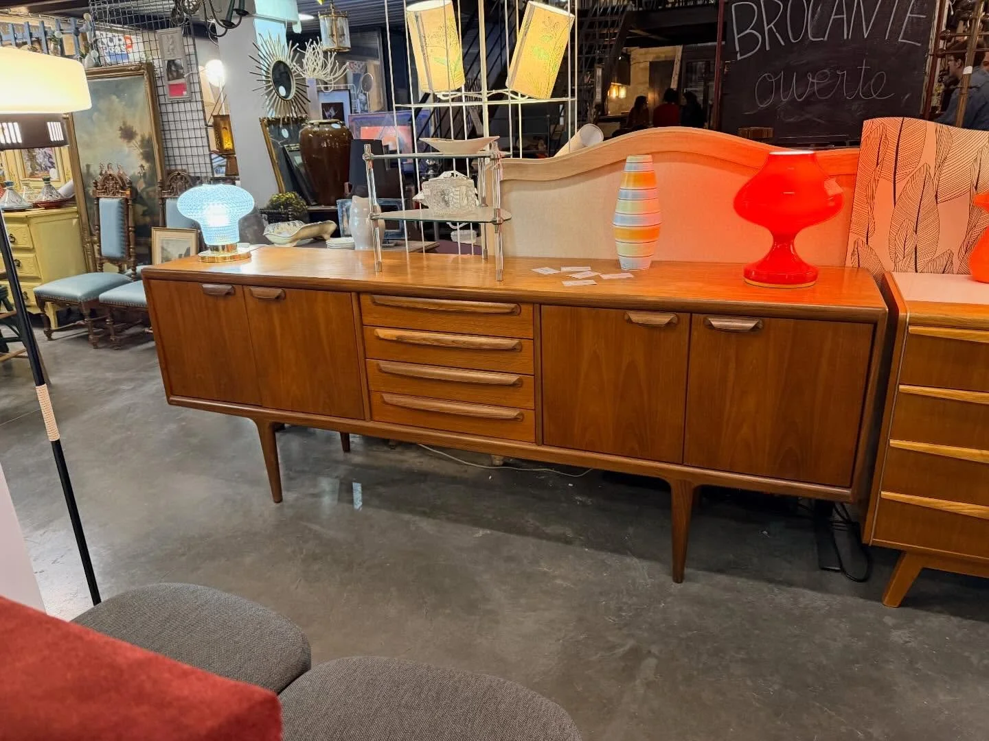 Enfilade des ann&eacute;es 1960 en teck, Younger.
Dimensions : 213 cm x 46 cm ; hauteur 80 cm .

Visible au passage St Michel, 16 place Canteloup &agrave; Bordeaux.

Informations et prix compl&eacute;mentaires sur : intemporadeco.com 

#decorationint