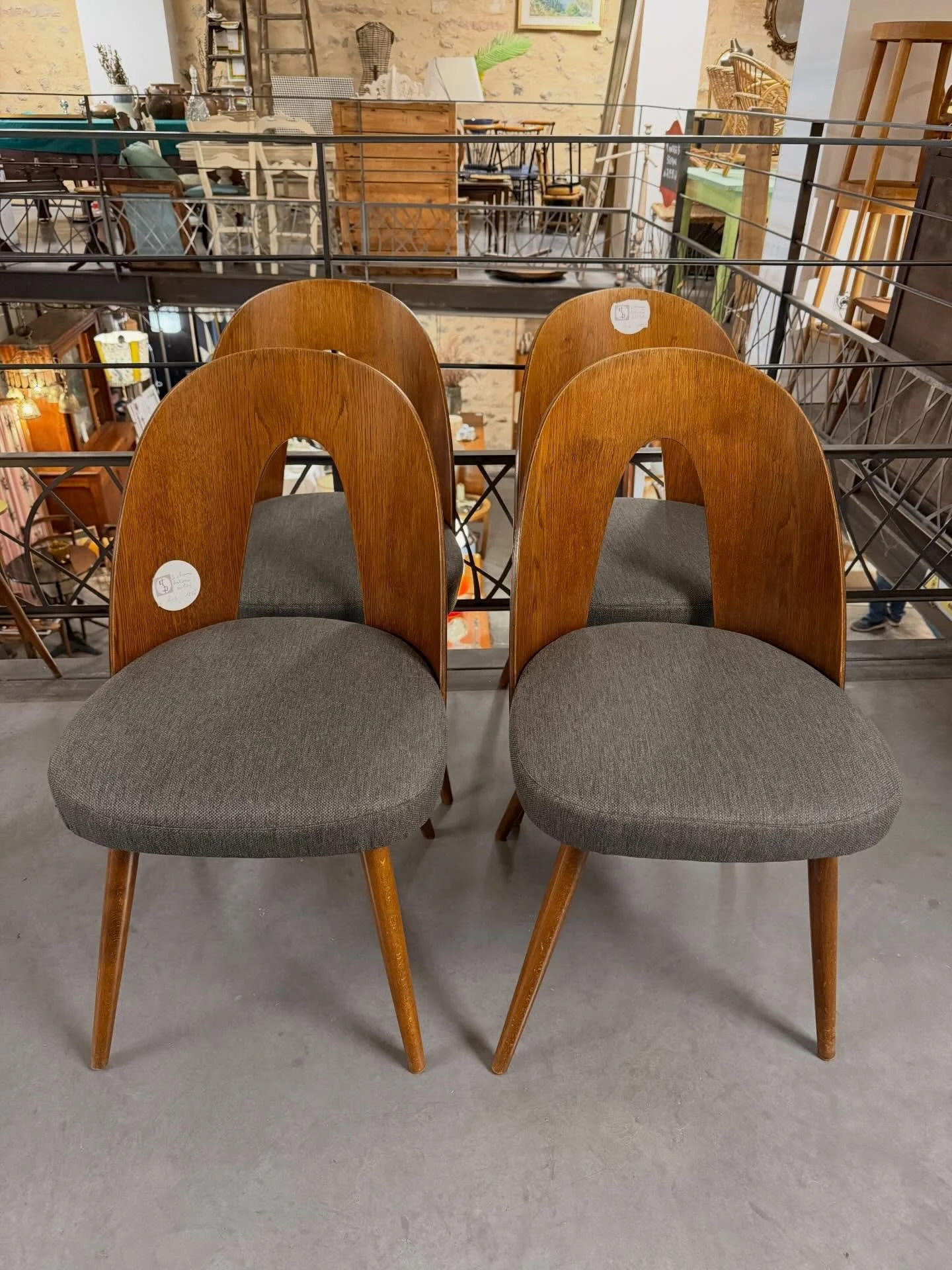 4 chaises de R&eacute;publique tch&egrave;que, Antonin Suman, enti&egrave;rements restaur&eacute;es. Tissu gris.

Visible au passage St Michel, 16 place Canteloup &agrave; Bordeaux.

Informations et prix compl&eacute;mentaires sur : intemporadeco.com