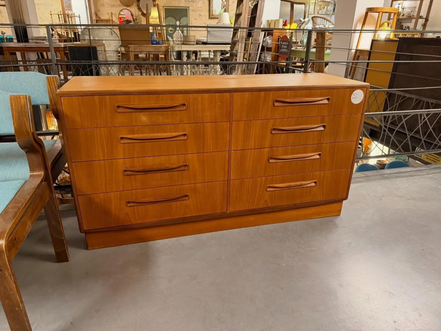 Commode Anglaise Gplan des ann&eacute;es 1950 en teck.
Dimensions : 142 cm x 45 cm ; hauteur 76 cm .

Visible au passage St Michel, 16 place Canteloup &agrave; Bordeaux.

Informations et prix compl&eacute;mentaires sur intemporadeco.com 

#decoration