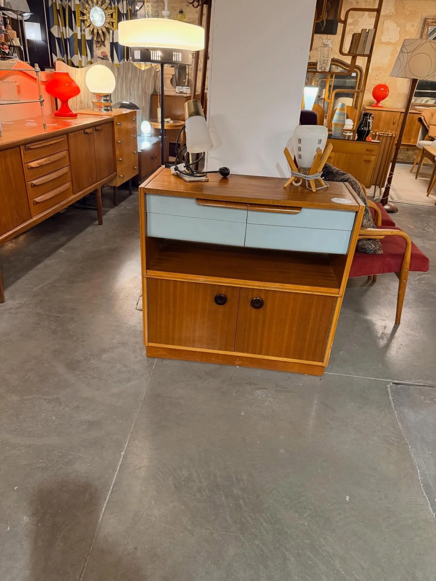 Meuble de R&eacute;publique tch&egrave;que 🇨🇿. Dimensions : 80 cm x 36 cm ; hauteur 78 cm . 4 tiroirs et 2 portes.

Visible au passage St Michel, 16 place Canteloup &agrave; Bordeaux.

Informations et prix compl&eacute;mentaires sur : intemporadeco