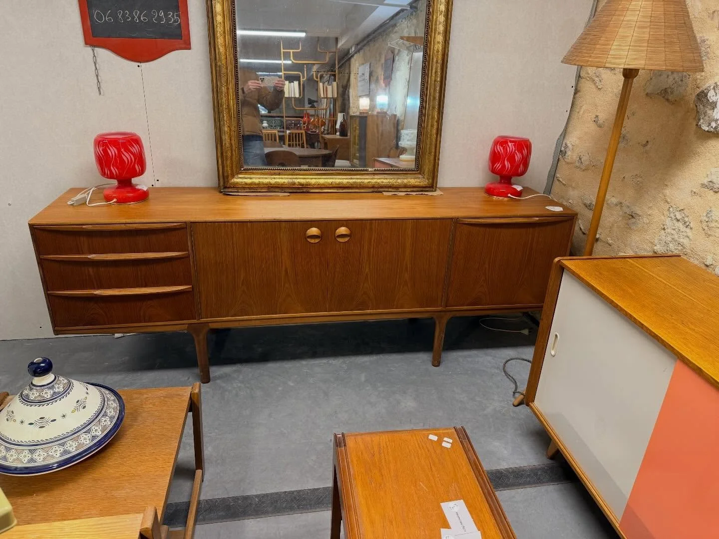 Enfilade mcintosh des ann&eacute;es 1950 en teck. Dimensions : 214 cm x 46 cm ; hauteur 75 cm .

Visible au passage St Michel, 16 place Canteloup &agrave; Bordeaux.

Informations et prix compl&eacute;mentaires sur : intemporadeco 

#decorationinterie