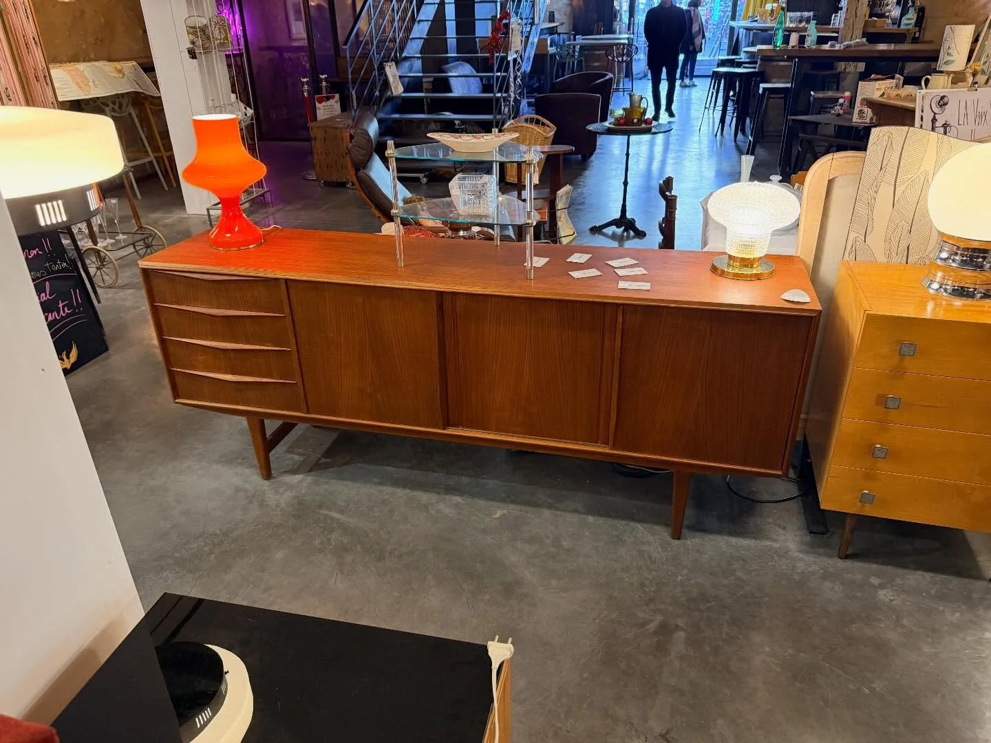 Enfilade Danoise des ann&eacute;es 1950 en teck.
Dimensions : 196 cm x 45 cm ; hauteur 79 cm . 3 portes coulissantes, 4 tiroirs.

Visible au passage St Michel, 16 place Canteloup &agrave; Bordeaux.

Informations et prix compl&eacute;mentaires sur : i