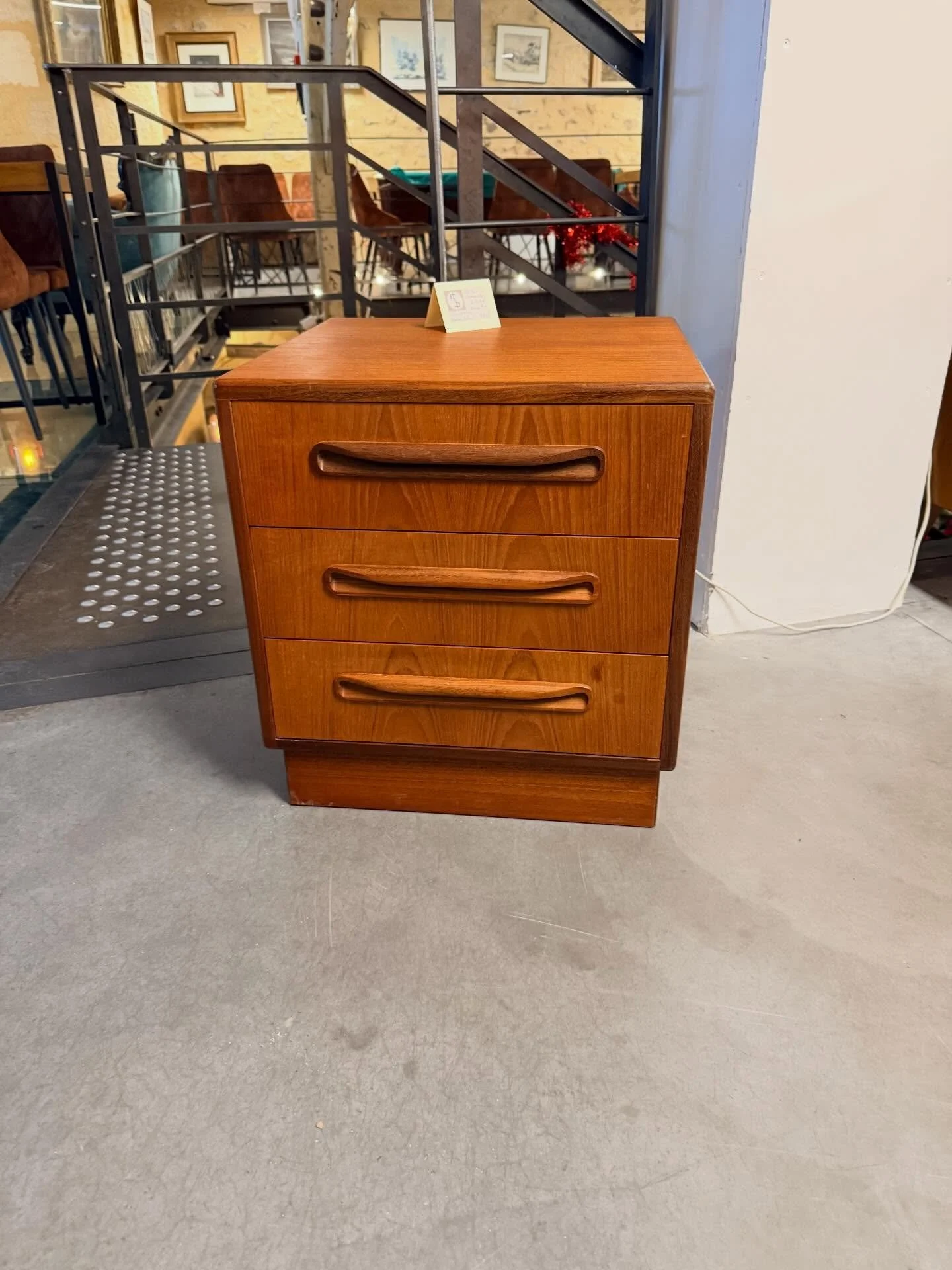 Petite commode Gplan des ann&eacute;es 1950 en teck. Dimensions : 48 cm x 45 cm ; hauteur 52 cm .

Visible au passage St Michel, 16 place Canteloup &agrave; Bordeaux. 

Informations et prix compl&eacute;mentaires sur : intemporadeco.com 

#decoration