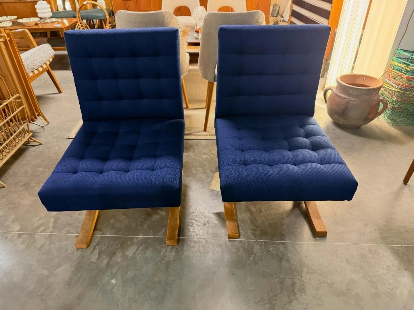 2 fauteuils de R&eacute;publique tch&egrave;que du designer : Ludvik Volak. Assise et tissu neuf.

Visible au passage St Michel, 16 place Canteloup &agrave; Bordeaux.

Informations et prix compl&eacute;mentaires sur : intemporadeco 

#decorationinter