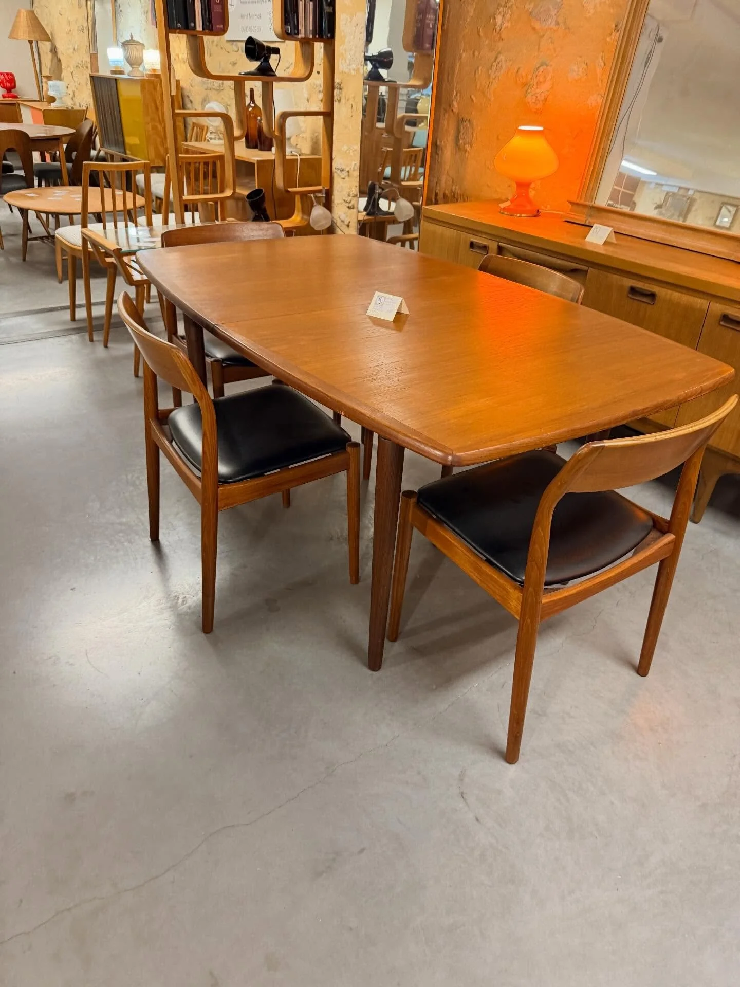 Table scandinave des ann&eacute;es 1950 en teck.
Dimensions : 160 cm x 97 cm ; hauteur 74 cm .
2 rallonges : 245 cm au total.❌ vendue❌

Visible au passage St Michel, 16 place Canteloup &agrave; Bordeaux.

Informations et prix compl&eacute;mentaires s