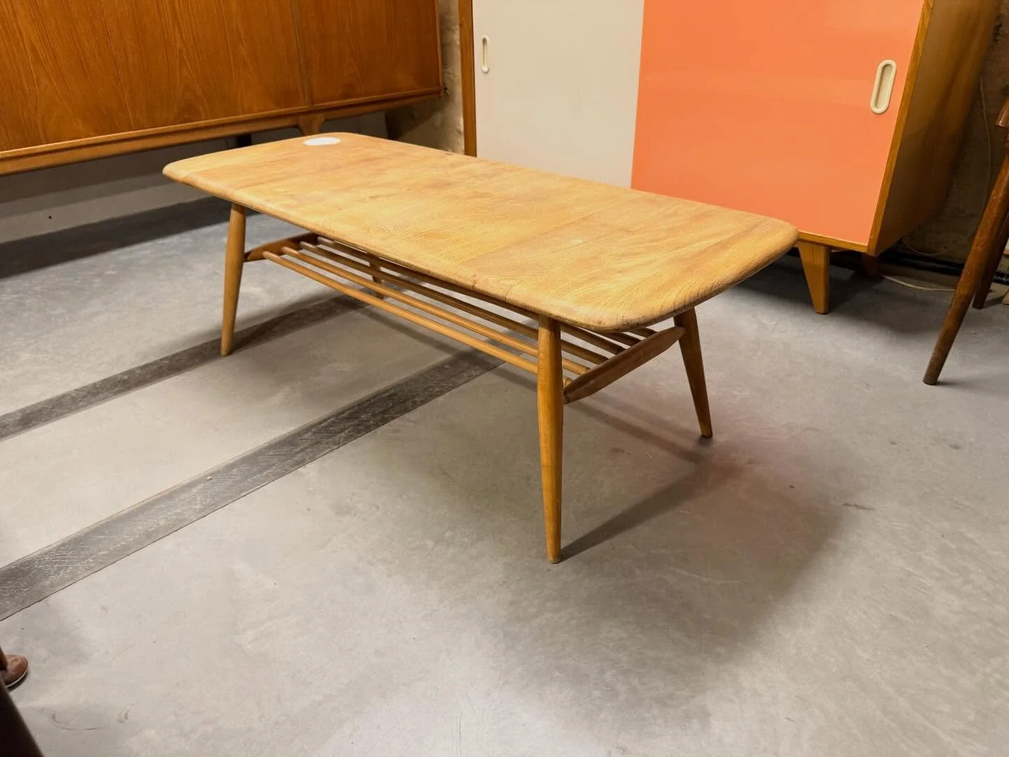 Table Anglaise Ercol en Orme massif.
Dimensions : 105 cm x 44 cm ; hauteur 36 cm .

Visible au passage St Michel, 16 place Canteloup &agrave; Bordeaux.

Informations et prix compl&eacute;mentaires sur :
Intemporadeco.com 

#decorationinterieure #broc