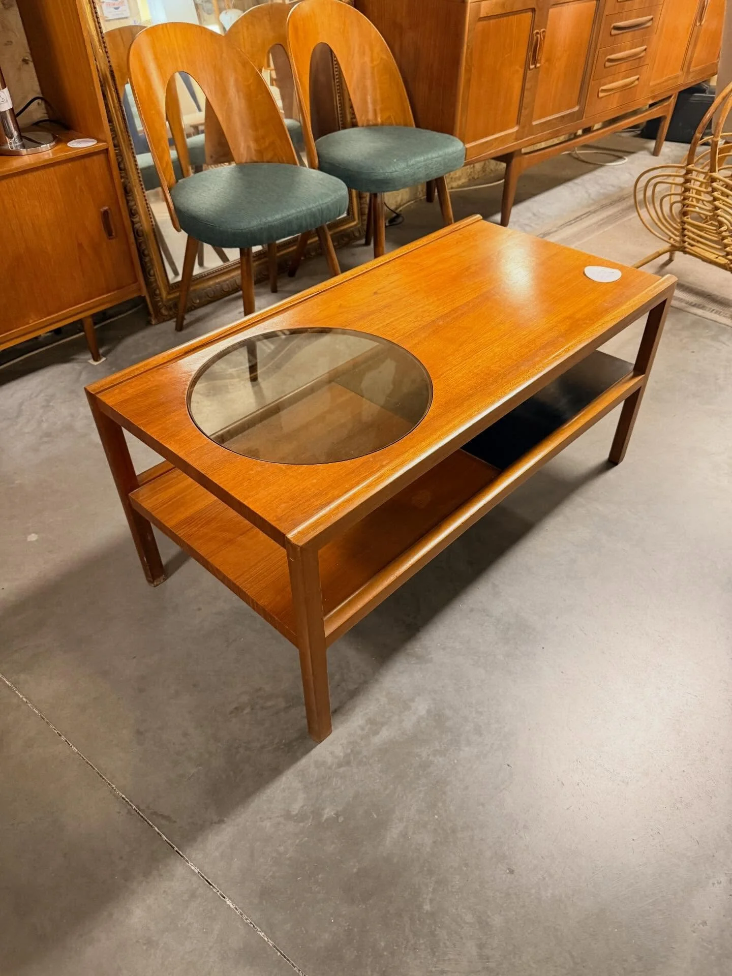 Table de salon &Eacute;cossaise : mcintosh des ann&eacute;es 1950 .
Vitre fum&eacute;e et tablette noire sur le dessous.
Dimensions : 100 cm x 50 cm ; hauteur 46 cm .

Visible au passage St Michel, 16 place Canteloup &agrave; Bordeaux.

Informations 