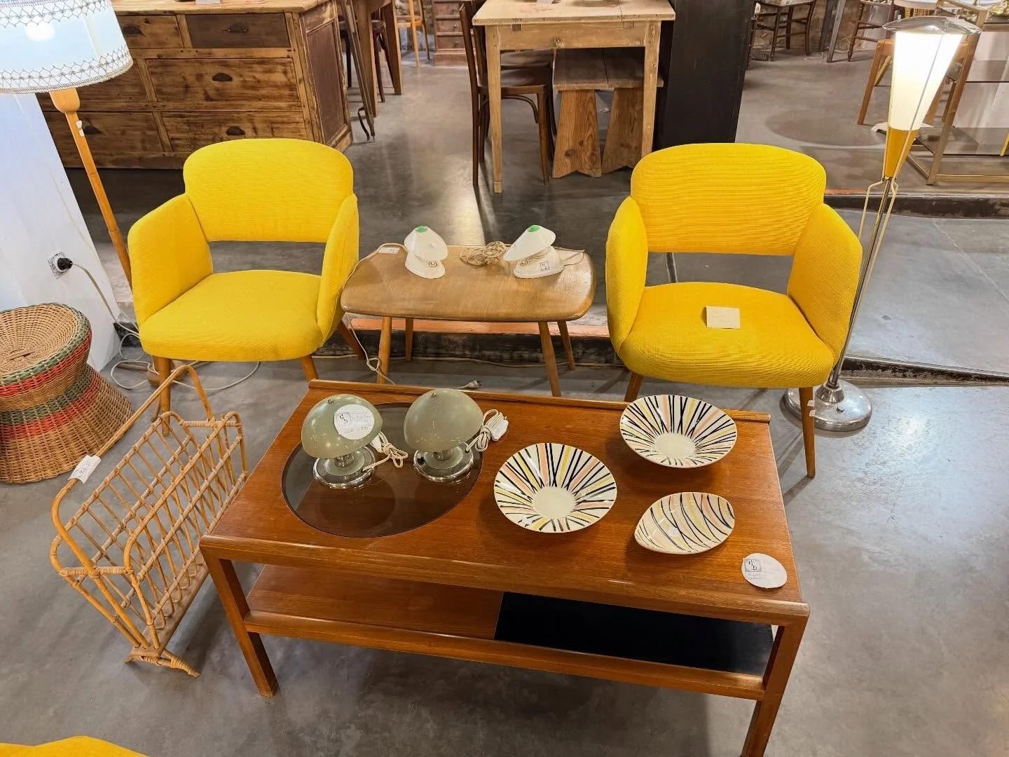 2 fauteuils de R&eacute;publique tch&egrave;que des ann&eacute;es 1950 enti&egrave;rements restaur&eacute;s, assises et tissus neufs.

Visible au passage St Michel, 16 place Canteloup &agrave; Bordeaux.

Informations et prix compl&eacute;mentaires su