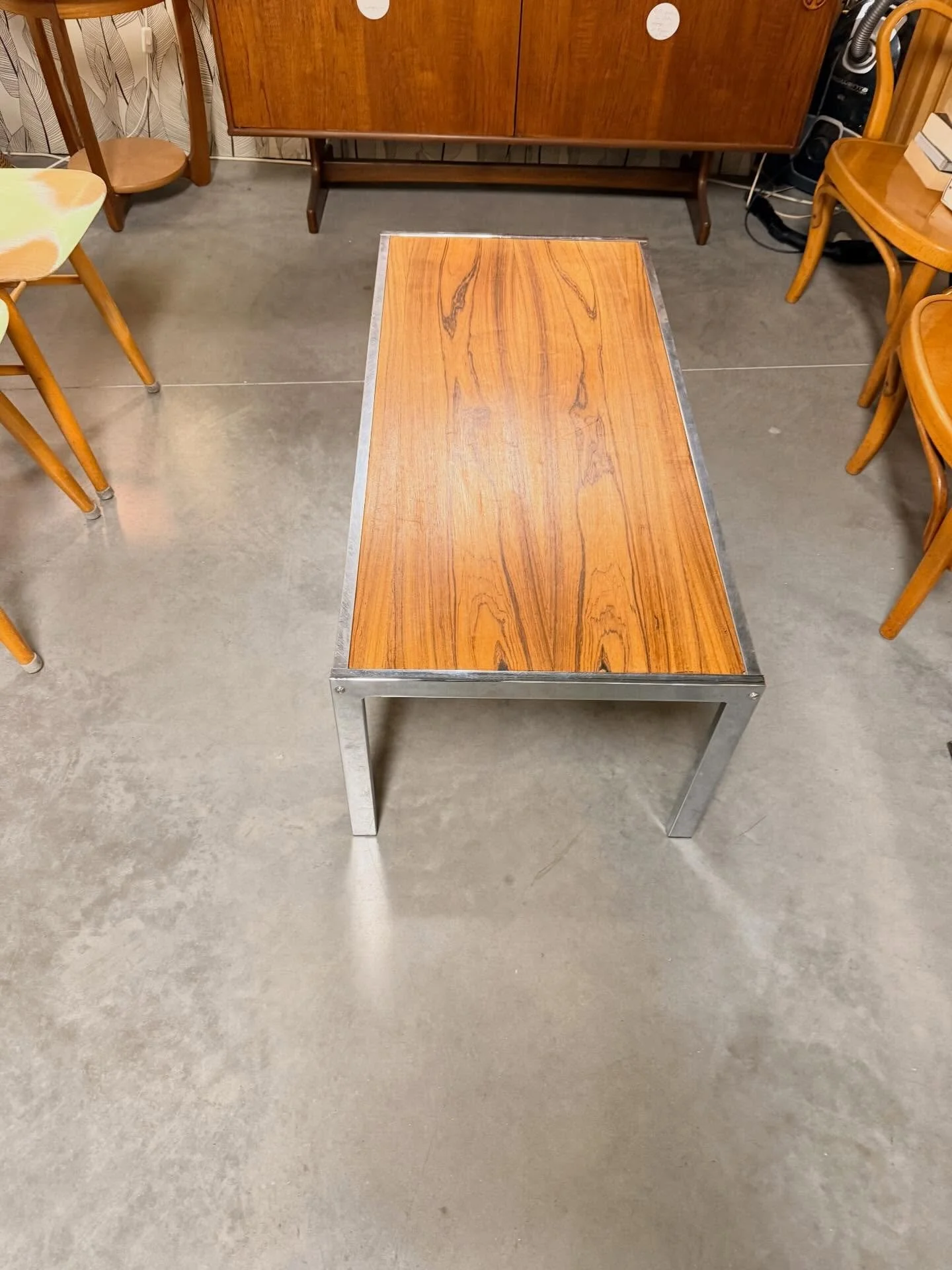 Table scandinave des ann&eacute;es 1960 , pieds inox et plateau en palissandre.
Dimensions : 101 cm x 49 cm ; hauteur 37 cm .

Visible au passage St Michel, 16 place Canteloup &agrave; Bordeaux.

Informations et prix compl&eacute;mentaires sur : inte