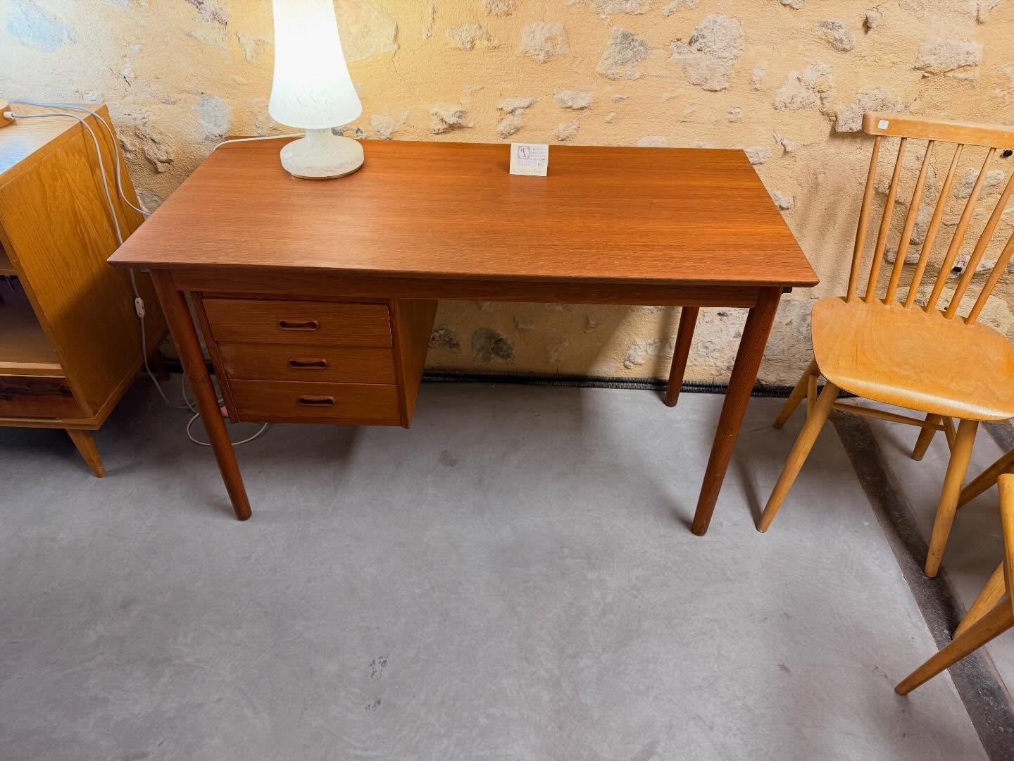 Bureau scandinave des ann&eacute;es 1960 en teck du designer : Arne Vodder.
Dimensions : 120 cm x 60 cm ; hauteur 71 cm .

Visible au passage St Michel, 16 place Canteloup &agrave; Bordeaux.

Informations et prix compl&eacute;mentaires sur : intempor