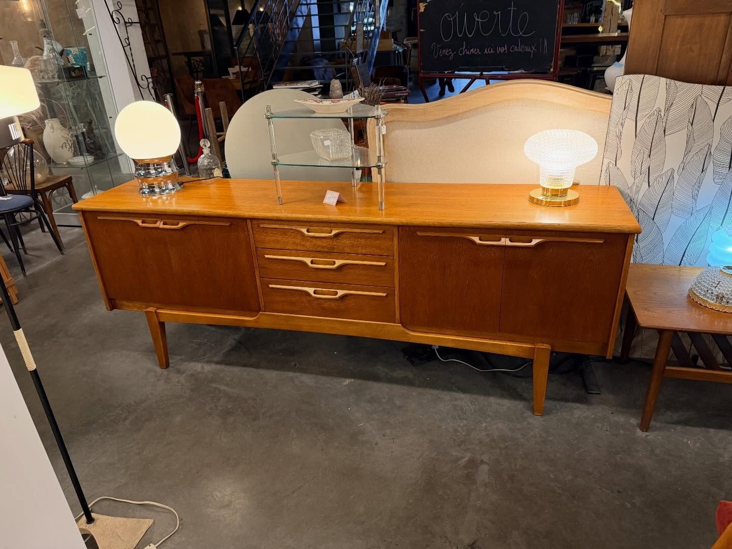 Enfilade Anglaise Jentique des ann&eacute;es 1960 en teck.
Dimensions : 209 cm x 46 cm ; hauteur 77,50cm.

Visible au passage St Michel, 16 place Canteloup &agrave; Bordeaux.

Informations et prix compl&eacute;mentaires sur : intemporadeco.com 

#dec