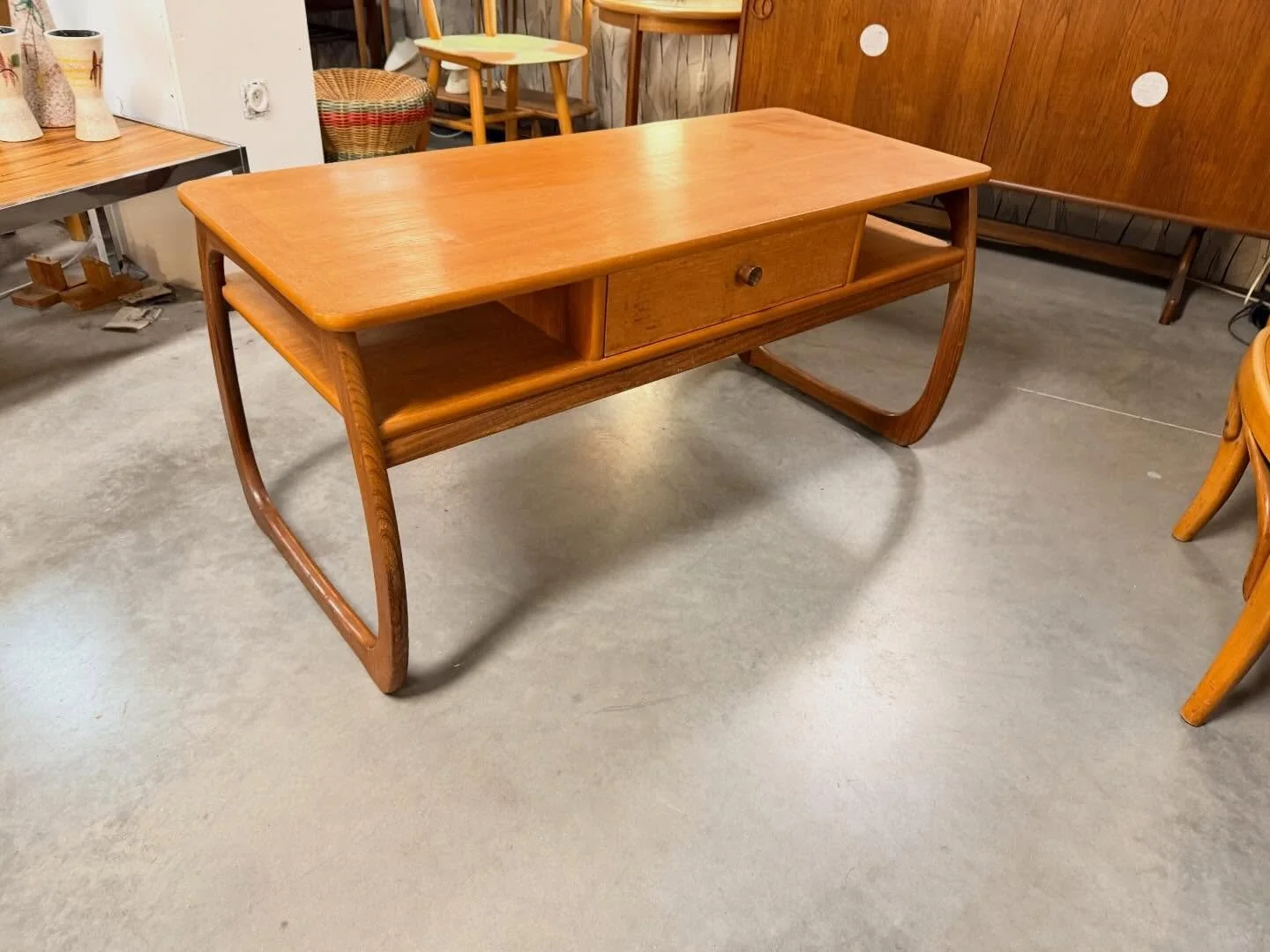 Table Anglaise Nathan des ann&eacute;es 1960 en teck. Tiroir lat&eacute;ral.
Dimensions : 107 cm x 46 cm ; hauteur 50 cm .

Visible au passage St Michel, 16 place Canteloup &agrave; Bordeaux.

Informations et prix compl&eacute;mentaires sur : intempo