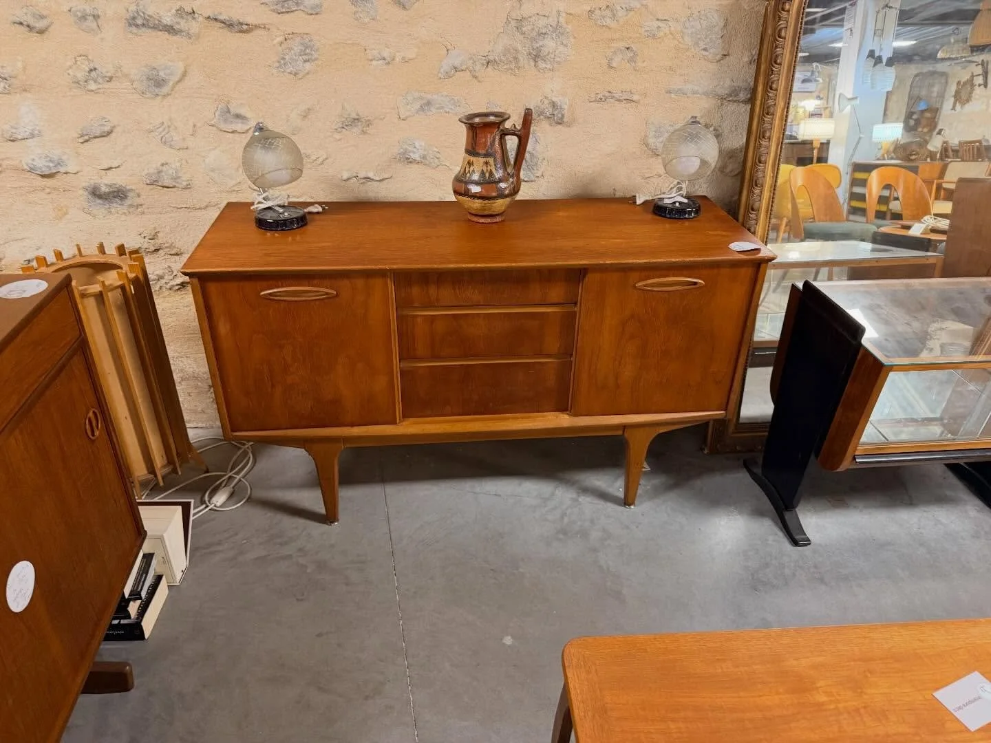 Enfilade Anglaise Jentique des ann&eacute;es 1950 en teck.
Dimensions : 128 cm x 45 cm ; Hauteur 75 cm .

Visible au passage St Michel, 16 place Canteloup &agrave; Bordeaux.

Informations et prix compl&eacute;mentaires sur : intemporadeco.com 

#deco