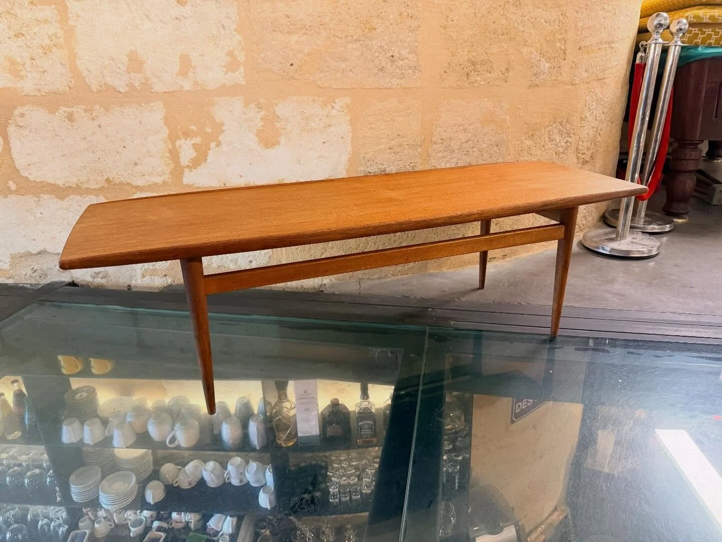Table basse scandinave des ann&eacute;es 1950 en teck..
Dimensions : 150 cm x 52 cm ; hauteur 46 cm .

Visible au passage St Michel, 16 place Canteloup &agrave; Bordeaux.

Informations et prix compl&eacute;mentaires sur : intemporadeco.com

#decorati