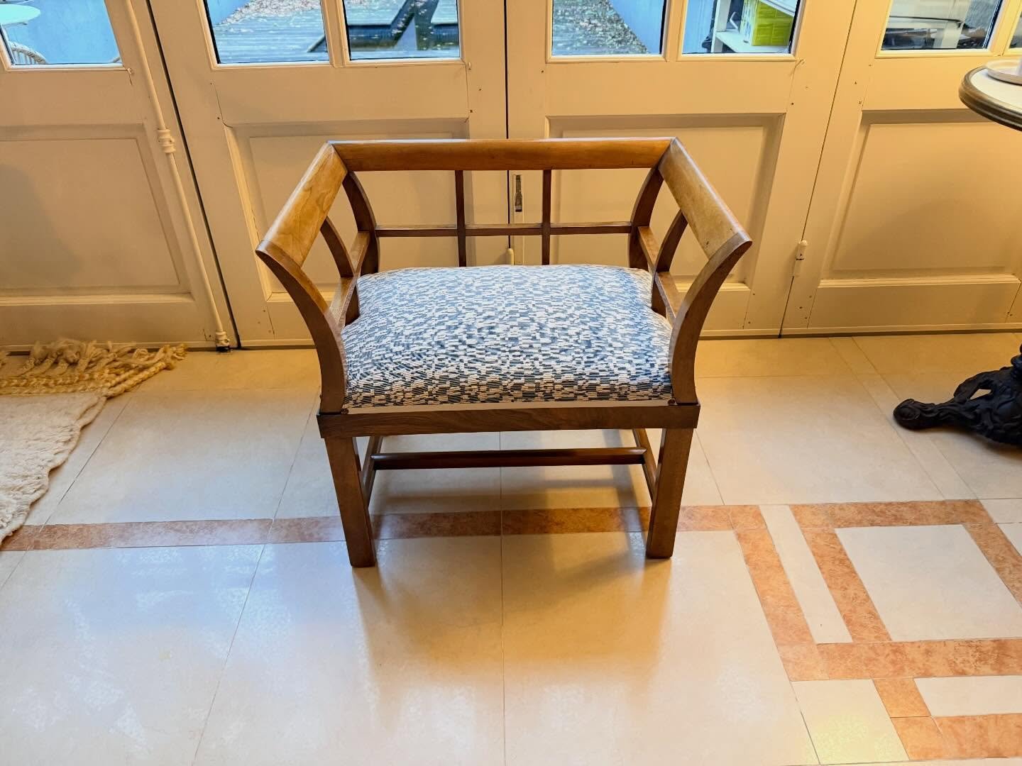 Fauteuil de r&eacute;publique Tch&egrave;que ann&eacute;e 1950 enti&egrave;rement restaur&eacute;. Assise et tissu neuf.
 
La restauration a &eacute;t&eacute; faite par le collectif des tapissiers &agrave; Darwin.

Informations et prix compl&eacute;m