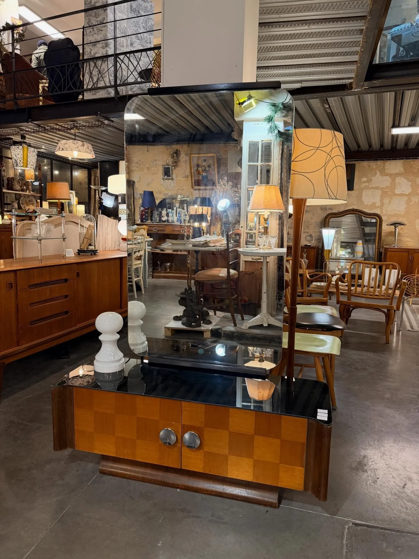 Commode de R&eacute;publique tch&egrave;que du designer : Jindrich Halabala des ann&eacute;es 1950 . Dimensions : 112 cm x 48 cm ; hauteur 42 cm . Hauteur avec le miroir : 166 cm. 

Visible au passage St Michel, 16 place Canteloup &agrave; Bordeaux.
