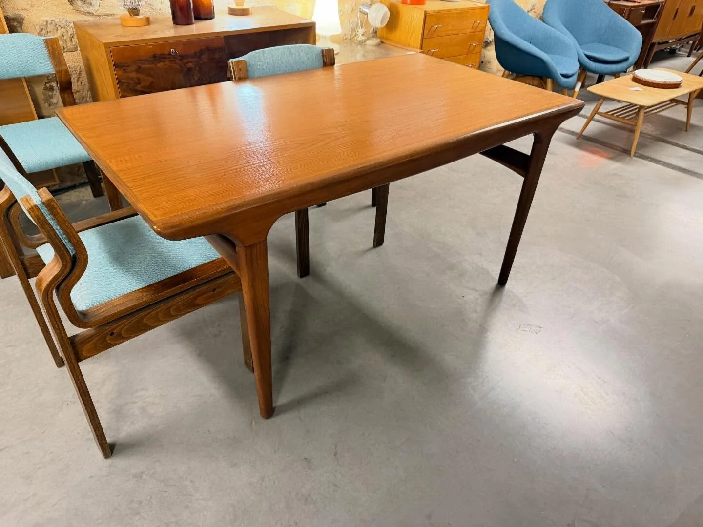 Table scandinave du designer : Johannes Andersen des ann&eacute;es 1950 en teck.
Dimensions : 152 cm x 85 cm ; hauteur 72 cm . Avec la rallonge 68 cm . Total : 220 cm. 
Visible au passage St Michel, 16 place Canteloup &agrave; Bordeaux. 

Information