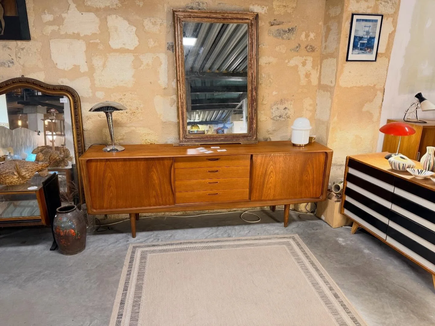 Enfilade Scandinave des ann&eacute;es 1950 en teck du designer : Henri Walter Klein .
Dimensions : 225 cm x 45 cm ; hauteur 80 cm .
Visible au passage St Michel, 16 place Canteloup &agrave; Bordeaux.

Informations et prix compl&eacute;mentaires sur :