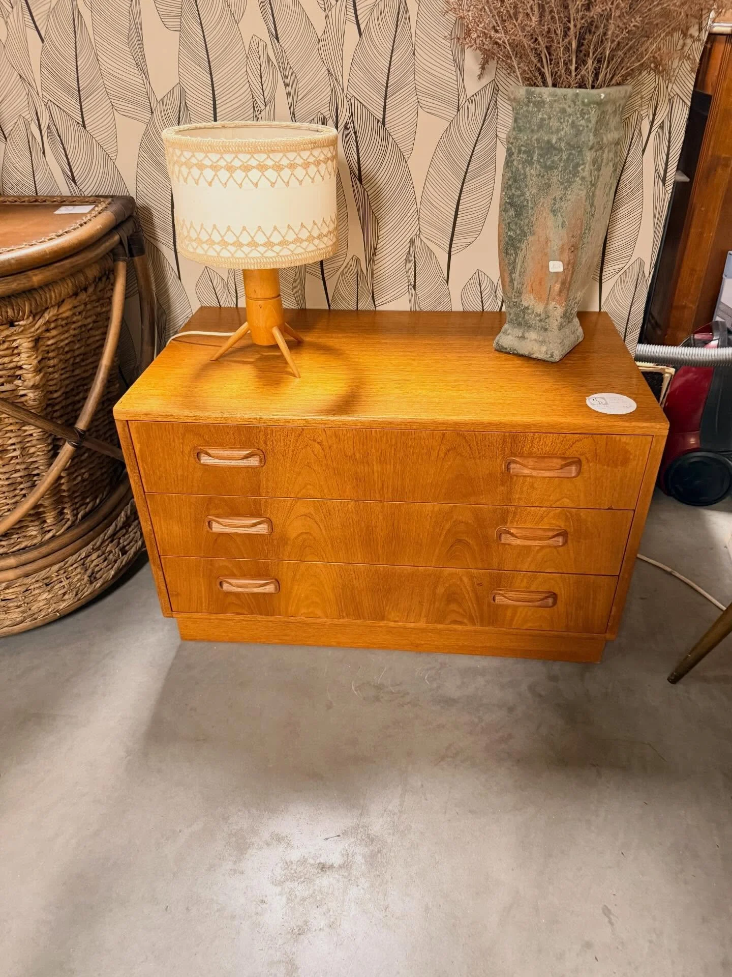 Commode, chevet, rangement, tables gigognes.

Gplan , ann&eacute;es 1950.

Visible au passage St Michel, 16 place Canteloup &agrave; Bordeaux.

Informations et prix compl&eacute;mentaires sur : intemporadeco.com 

#decorationinterieure #brocantevinta