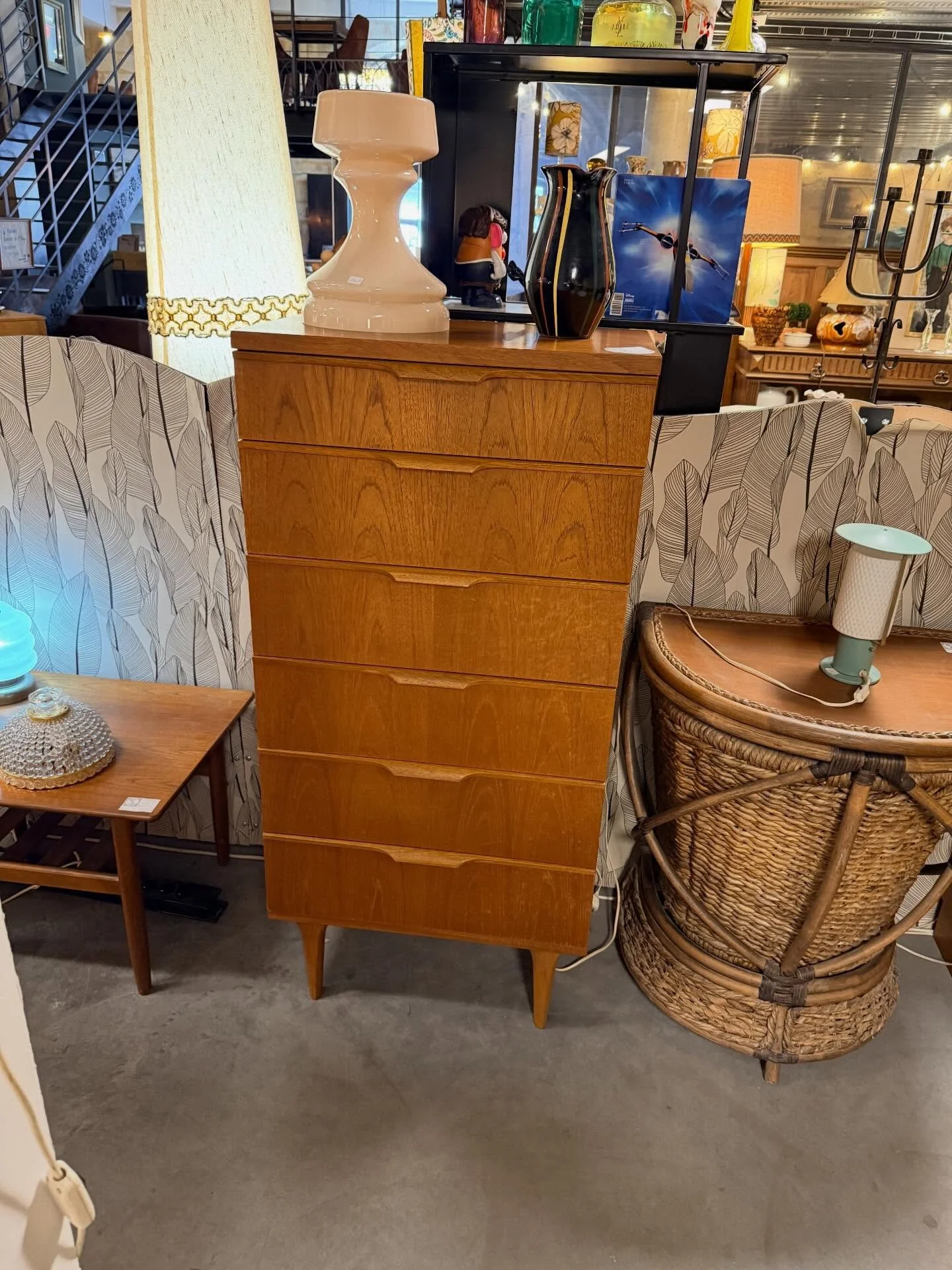 Semainier des ann&eacute;es 1950 , Austin suite, en teck.
Dimensions : 61 cm x 42 cm ; hauteur 127 cm .

Visible au passage St Michel, 16 place Canteloup &agrave; Bordeaux.

Informations et prix compl&eacute;mentaires sur : intemporadeco.com 

#decor