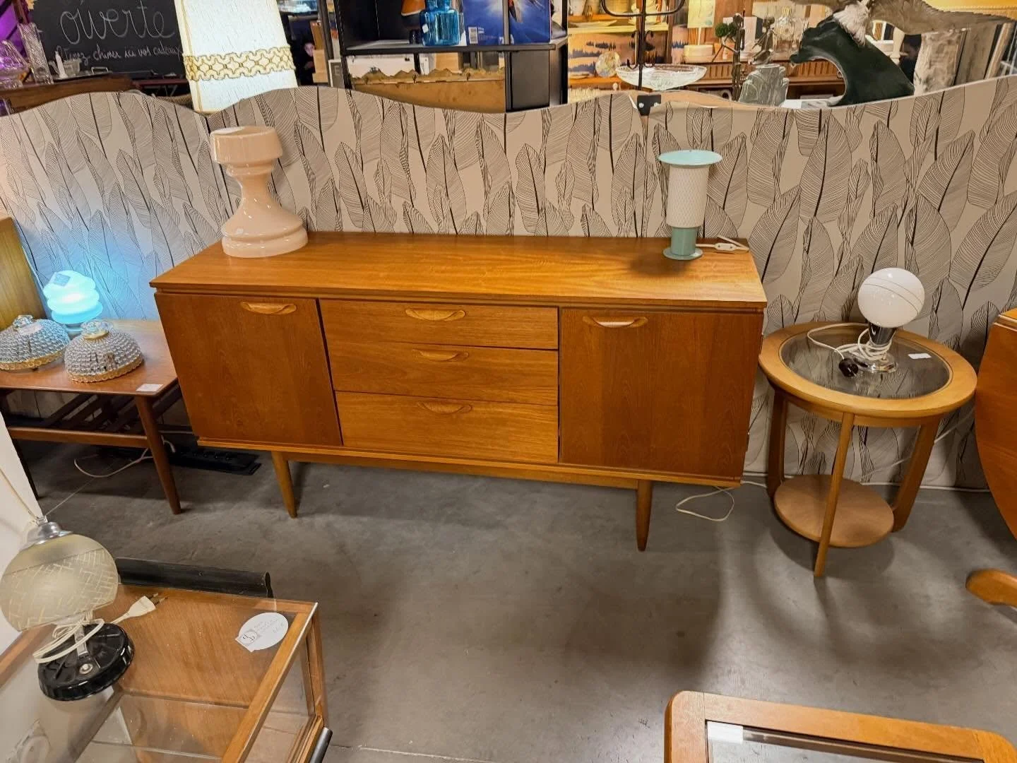 Enfilade Anglaise, Austin suite des ann&eacute;es 1950 en teck.
Dimensions : 153 cm x 47 cm ; hauteur 78,50 cm .

Visible au passage St Michel, 16 place Canteloup &agrave; Bordeaux.

Informations et prix compl&eacute;mentaires sur : intemporadeco.com