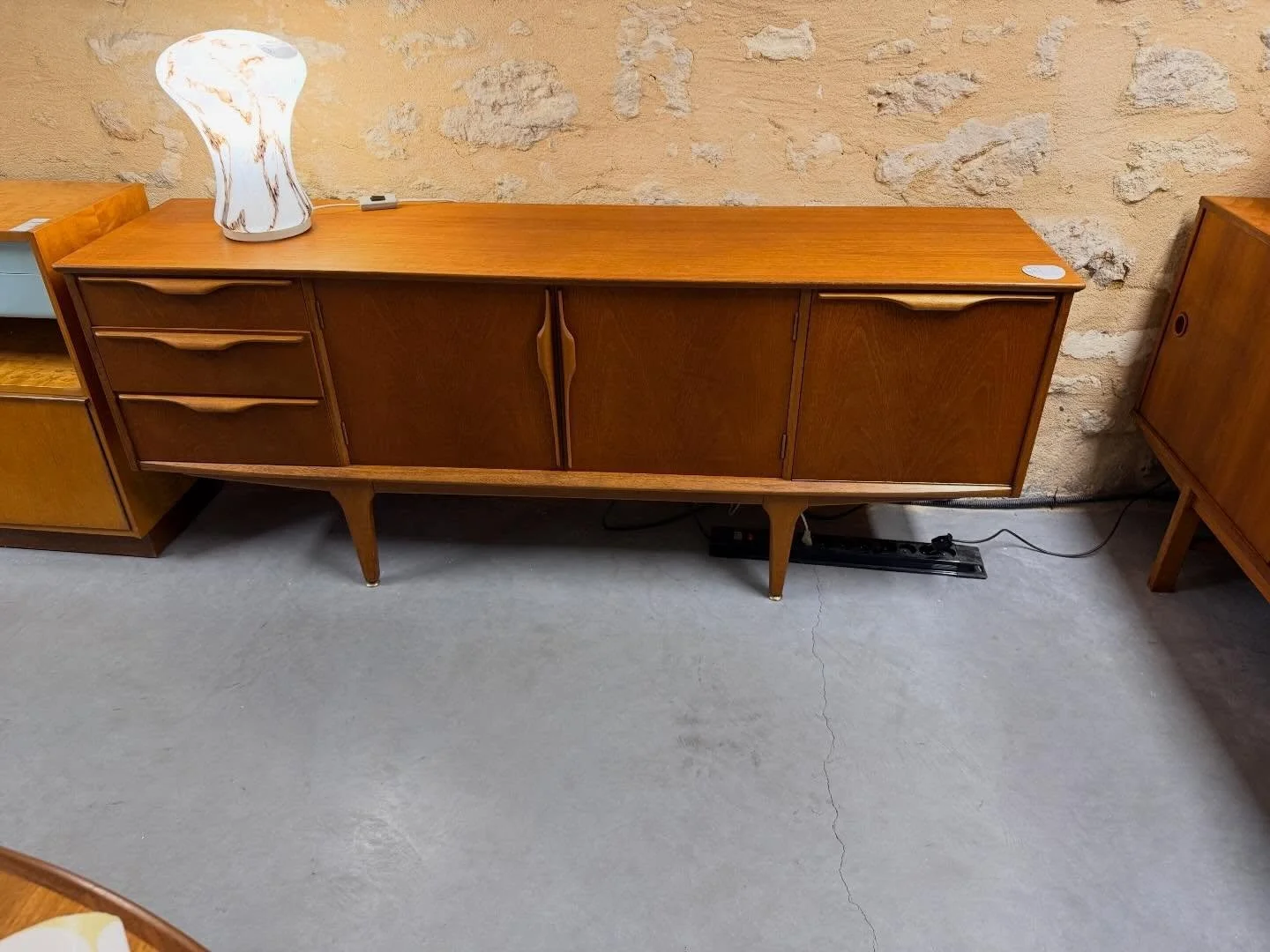 Enfilade Anglaise Jentique des ann&eacute;es 1950 en teck.
Dimensions : 183 cm x 45 cm ; hauteur 75 cm .

Visible au passage St Michel, 16 place Canteloup &agrave; Bordeaux.

Informations et prix compl&eacute;mentaires sur : intemporadeco.com 

#deco