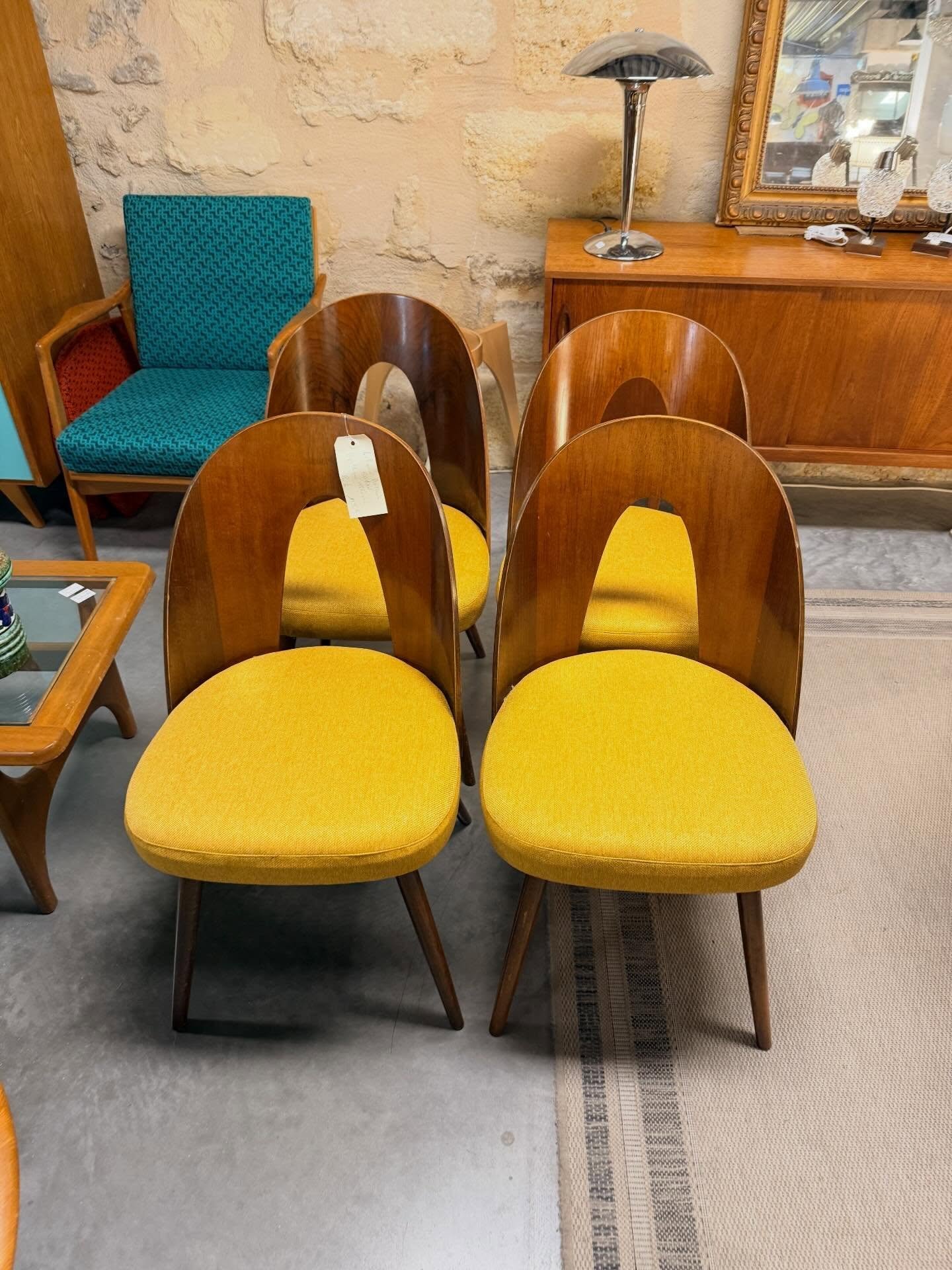 4 chaises de R&eacute;publique tch&egrave;que Antonin Suman enti&egrave;rements restaur&eacute;es.
Visible au passage St Michel, 16 place Canteloup &agrave; Bordeaux. 

Informations et prix compl&eacute;mentaires sur : intemporadeco.com 

#decoration