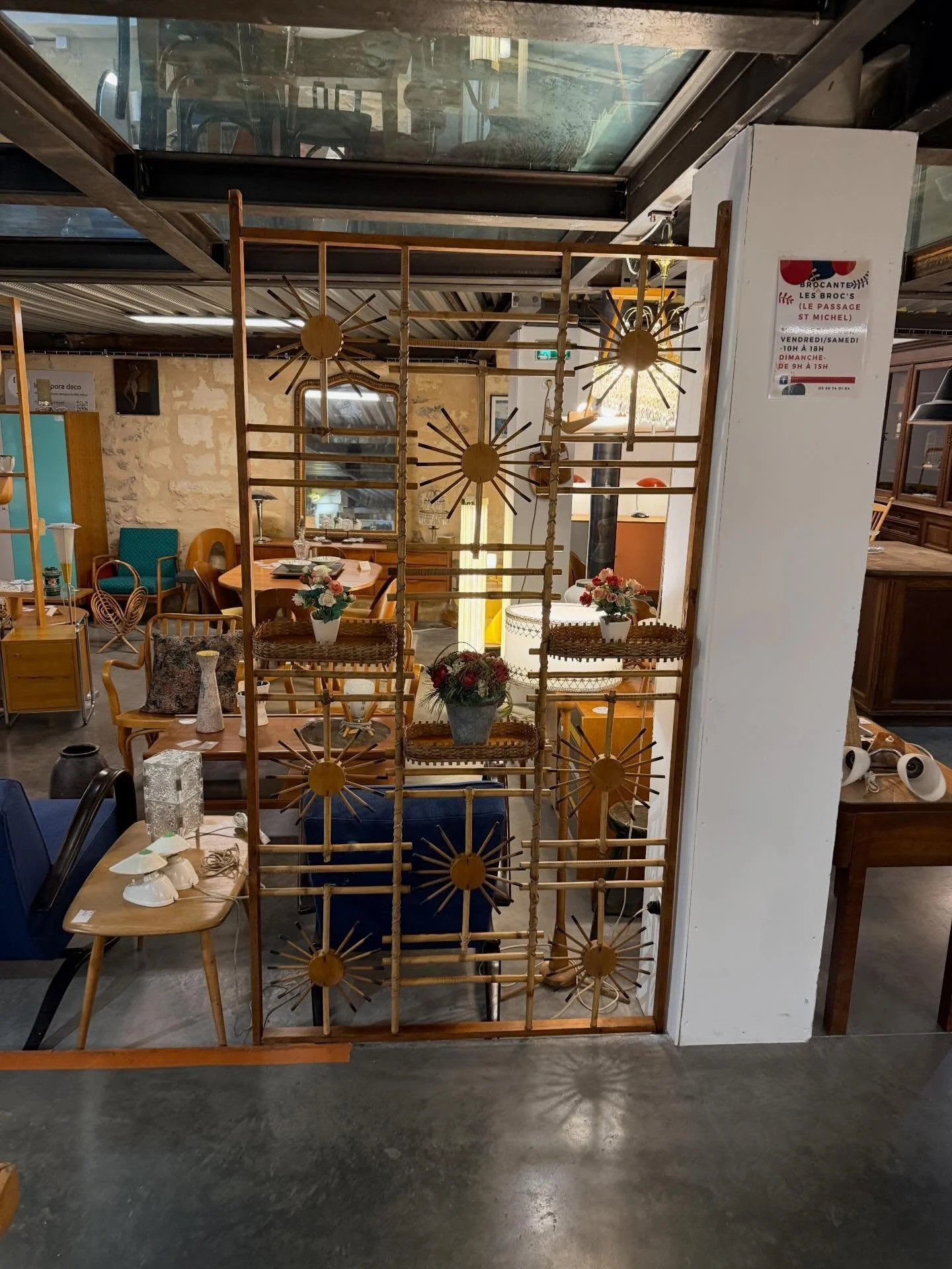 Claustra de R&eacute;publique tch&egrave;que des ann&eacute;es 1950 en bambou et rotin. Dimensions 110 cm x 217 cm .

Visible au passage St Michel, 16 place Canteloup &agrave; Bordeaux.

Informations et prix compl&eacute;mentaires sur : intemporadeco