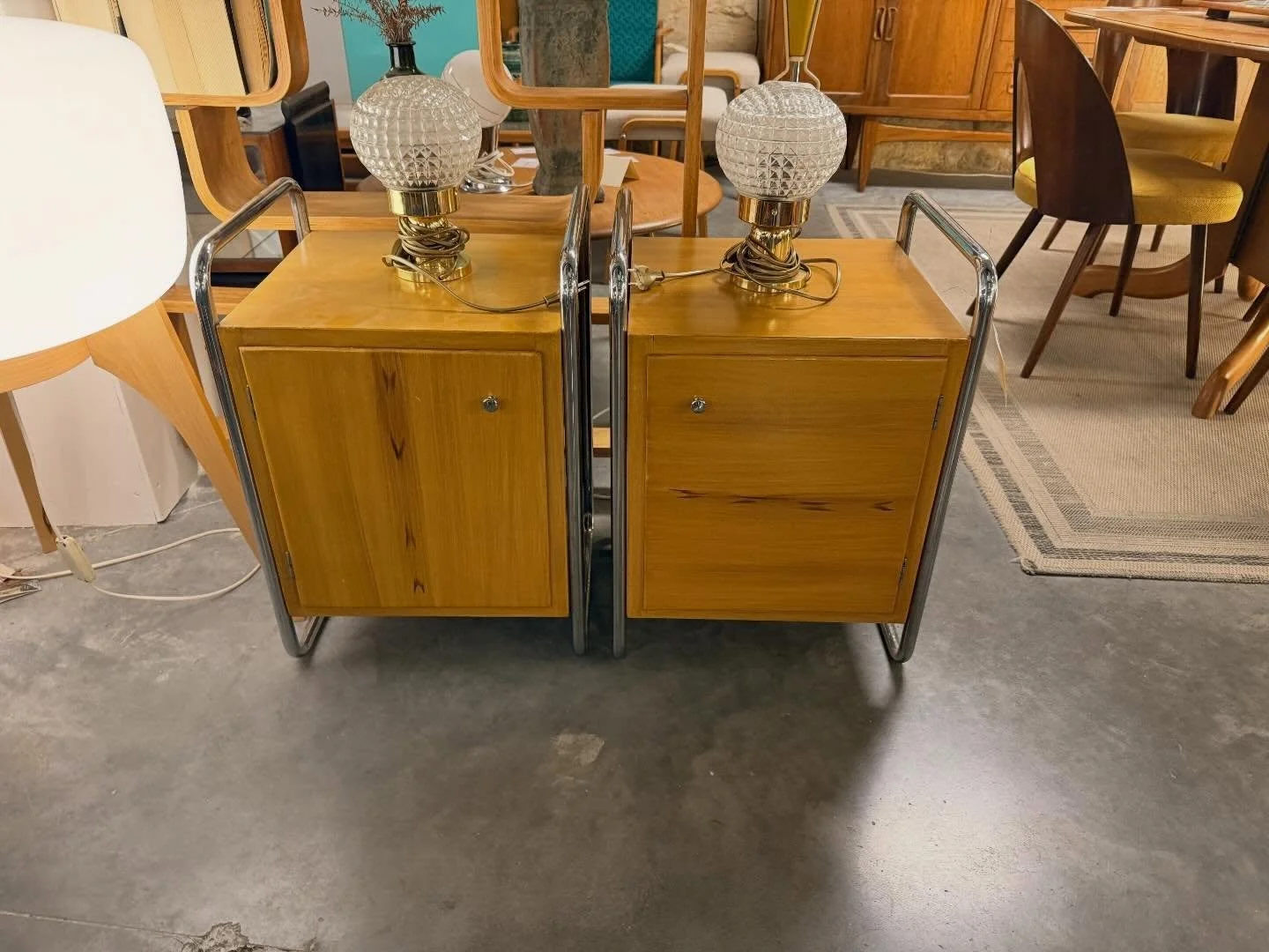 2 tables de nuits de R&eacute;publique tch&egrave;que des ann&eacute;es 1950 . Dimensions : 42 cm x 36 cm ; hauteur totale 58 cm.

Visible au passage St Michel, 16 place Canteloup &agrave; Bordeaux.

Informations et prix compl&eacute;mentaires sur : 