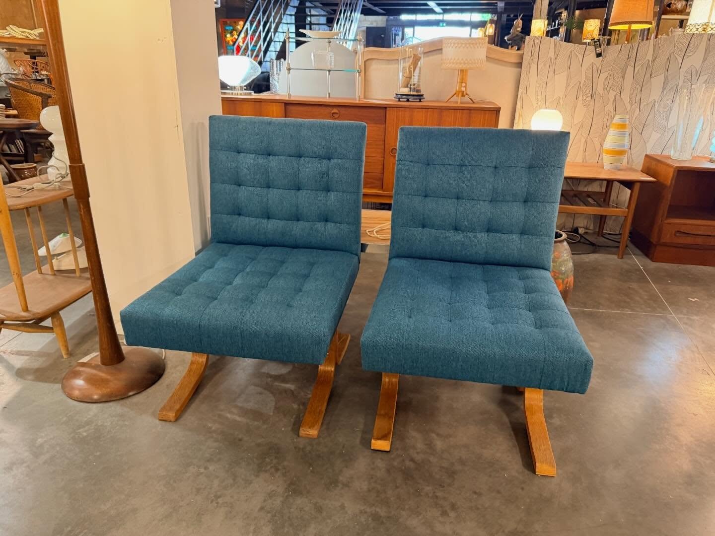 2 fauteuils de R&eacute;publique tch&egrave;que du designer : Ludvik Volak, ann&eacute;e 1950 . Enti&egrave;rements restaur&eacute;s.

Visible au passage St Michel, place Canteloup &agrave; Bordeaux.

Informations et prix compl&eacute;mentaires sur :