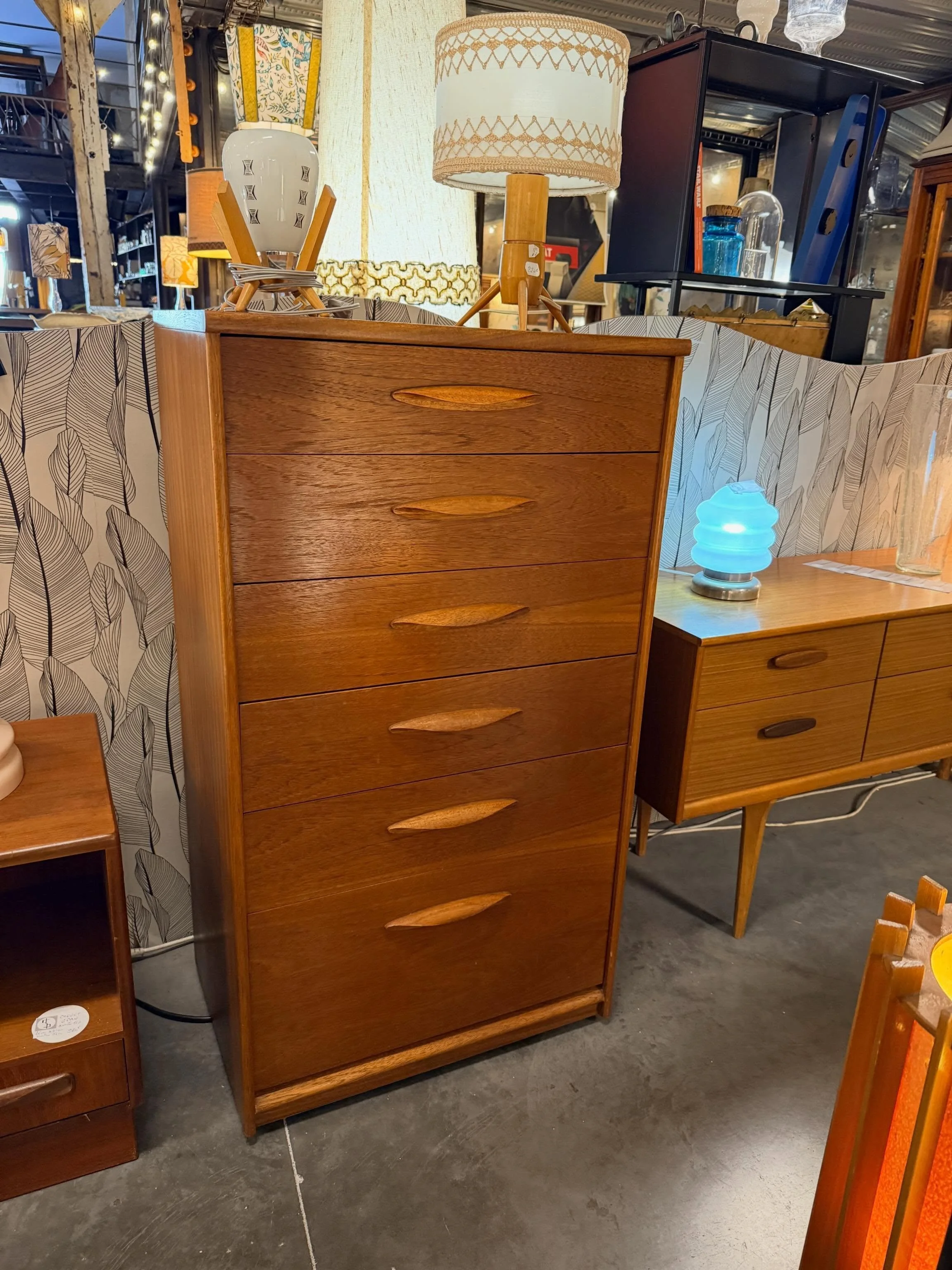 Semainier Anglais des ann&eacute;es 1950 , Austin suite .
Dimensions : 64 cm x 42 cm ; hauteur 115 cm .

Visible au passage St Michel, 16 place Canteloup &agrave; Bordeaux.

Informations et prix compl&eacute;mentaires sur : intemporadeco.com 

#decor