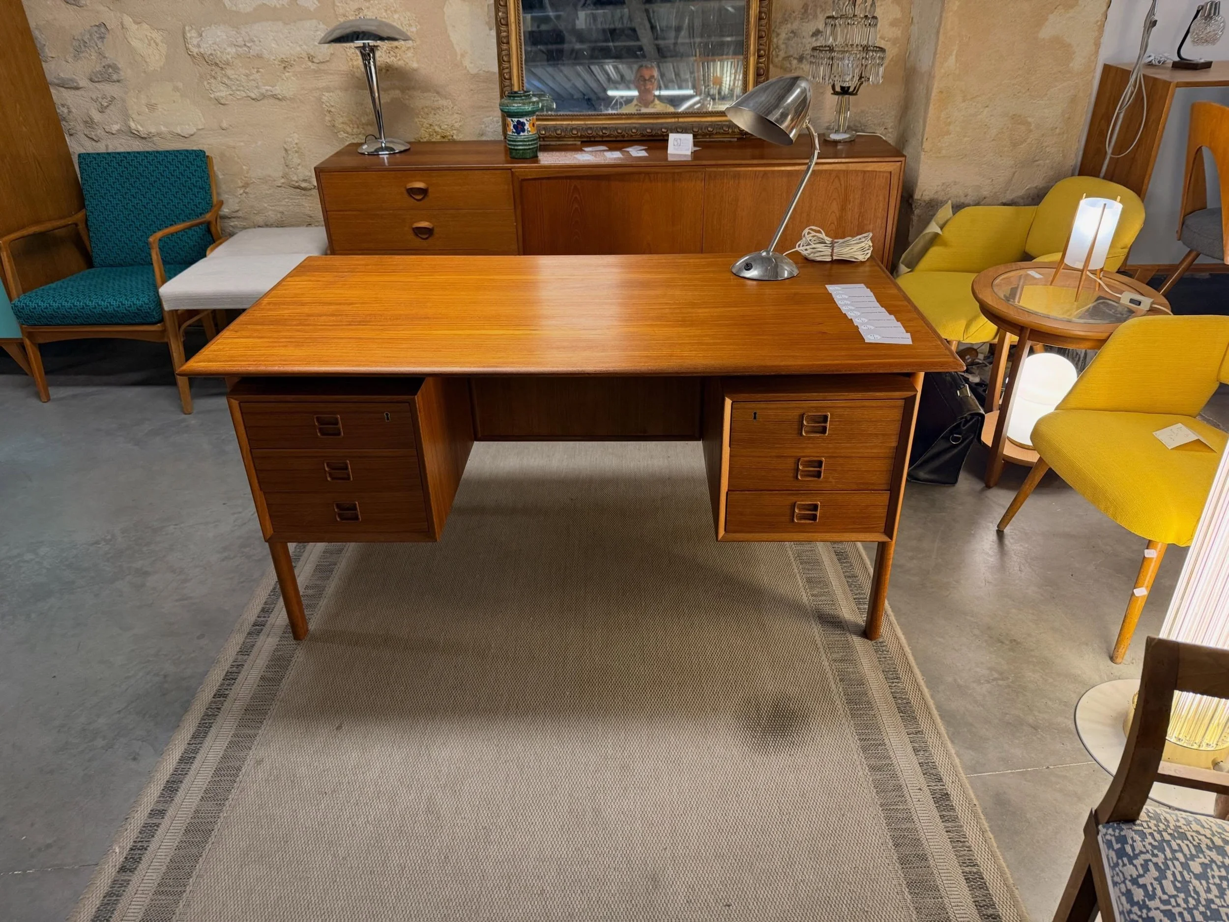Bureau Scandinave des ann&eacute;es 1960 du designer :  Arne Vodder .
Dimensions : 145 cm x 75 cm ; hauteur 72 cm .
Bureau double face.

Visible au passage St Michel, 16 place Canteloup &agrave; Bordeaux.

Informations et prix compl&eacute;mentaires 