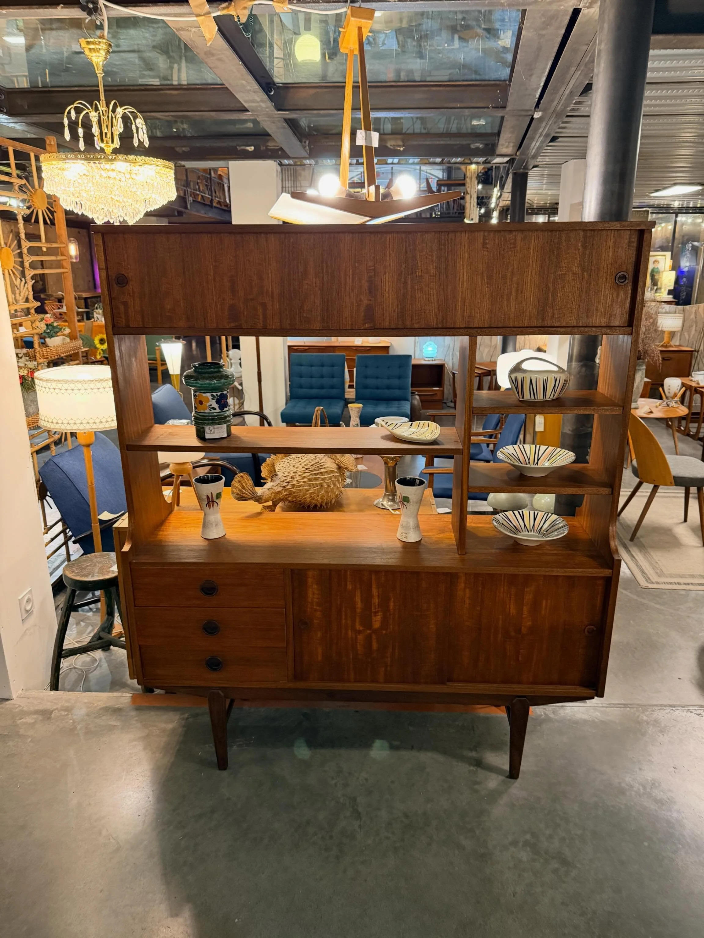 Room divider des ann&eacute;es 1950 en teck. Dimensions : 136 cm x 38 cm ; hauteur 160 cm .

Visible au passage St Michel, 16 place Canteloup &agrave; Bordeaux.

Informations et prix compl&eacute;mentaires sur : intemporadeco.com .

#decorationinteri
