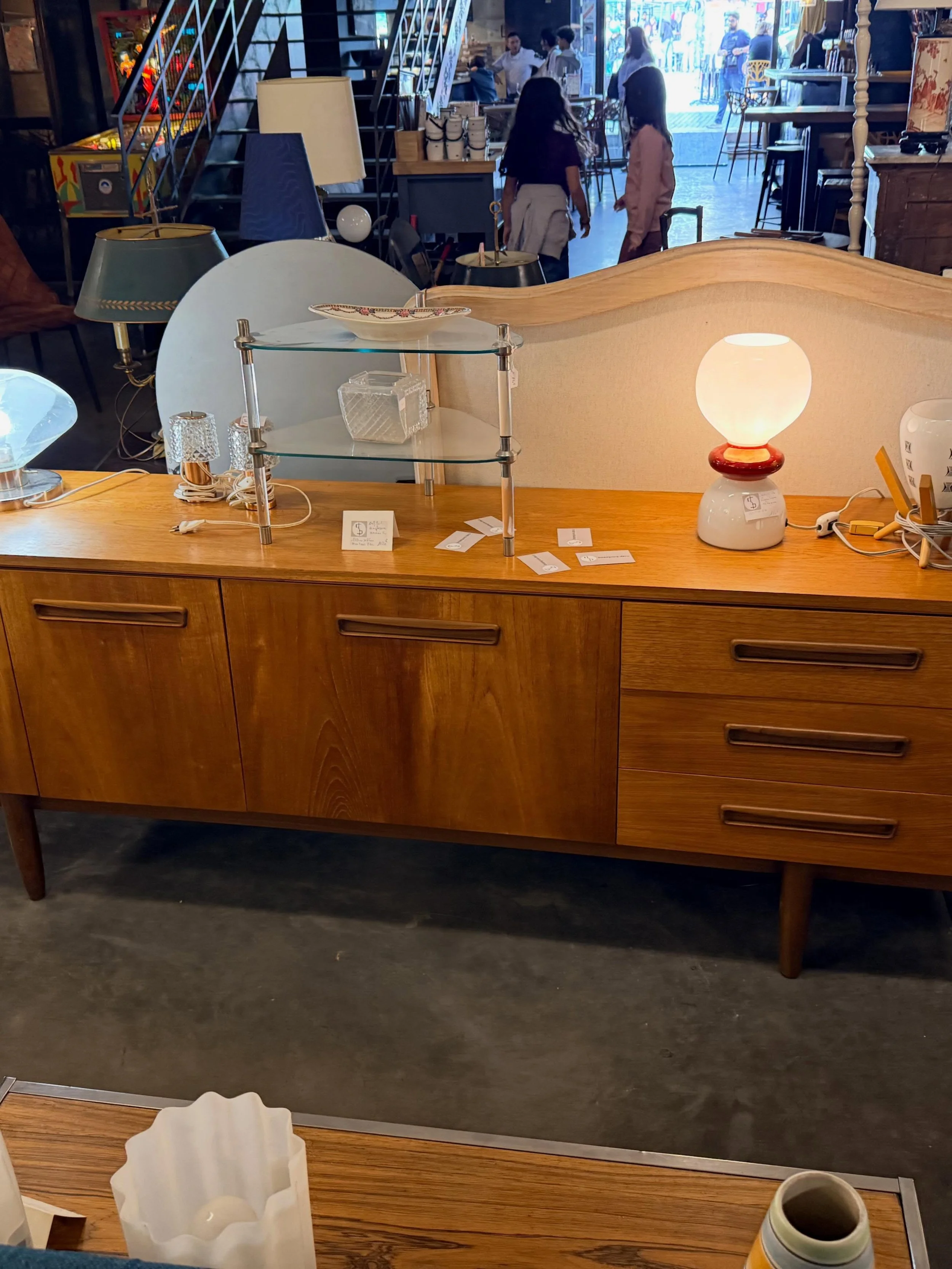 Enfilade Anglaise des ann&eacute;es 1950 en teck. Dimensions : 199 cm x 45 cm ; hauteur 73 cm .

Visible au passage St Michel, 16 place Canteloup &agrave; Bordeaux.

Informations et prix compl&eacute;mentaires sur : intemporadeco.com 

#decorationint
