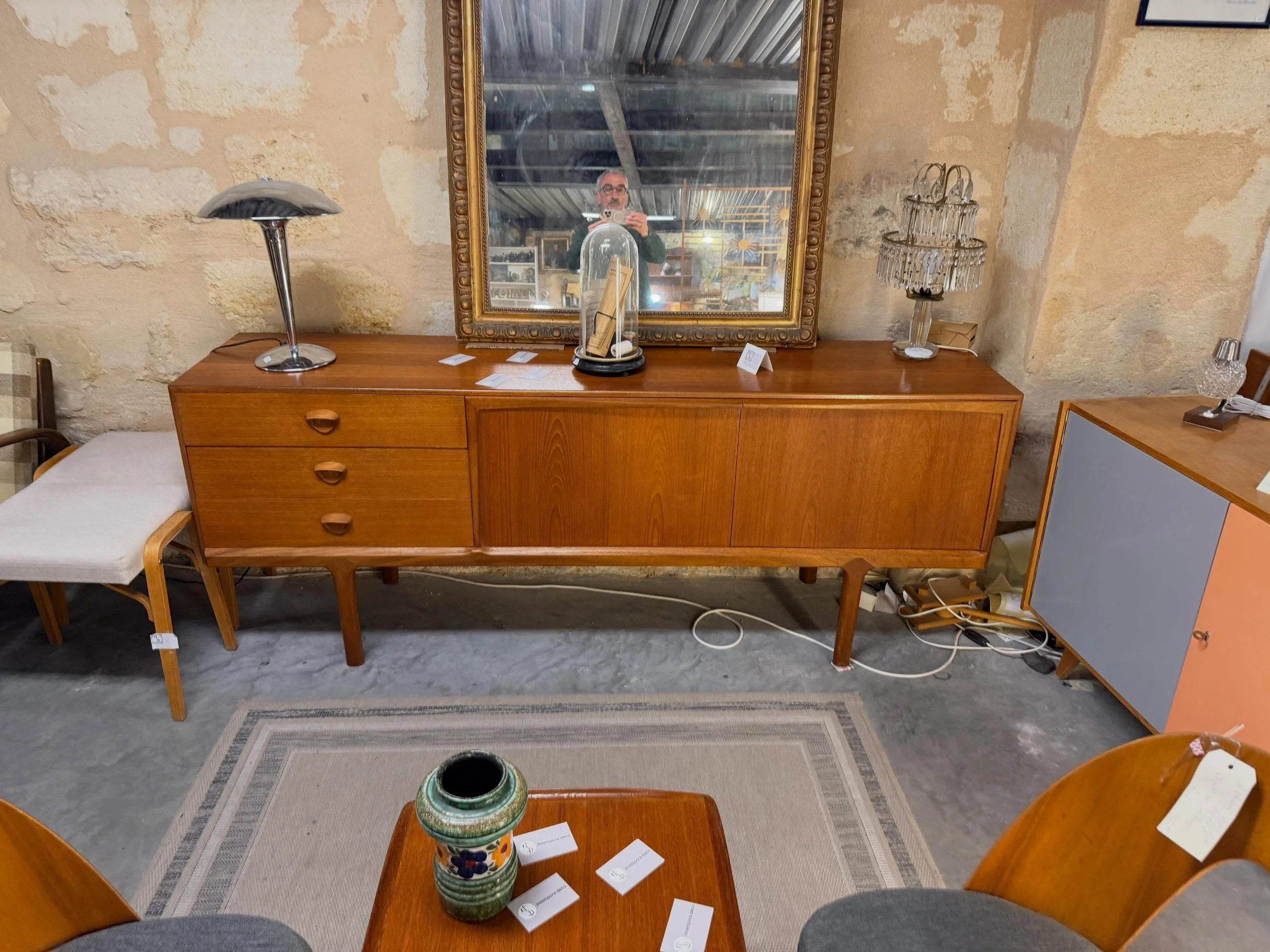 Enfilade &Eacute;cossaise des ann&eacute;es 1950 en teck. Enfilade mcintosh.
Dimensions : 200 cm x 45 cm ; hauteur 89 cm .

Informations et prix compl&eacute;mentaires sur : intemporadeco.com 

Visible au passage St Michel, 16 place Canteloup &agrave