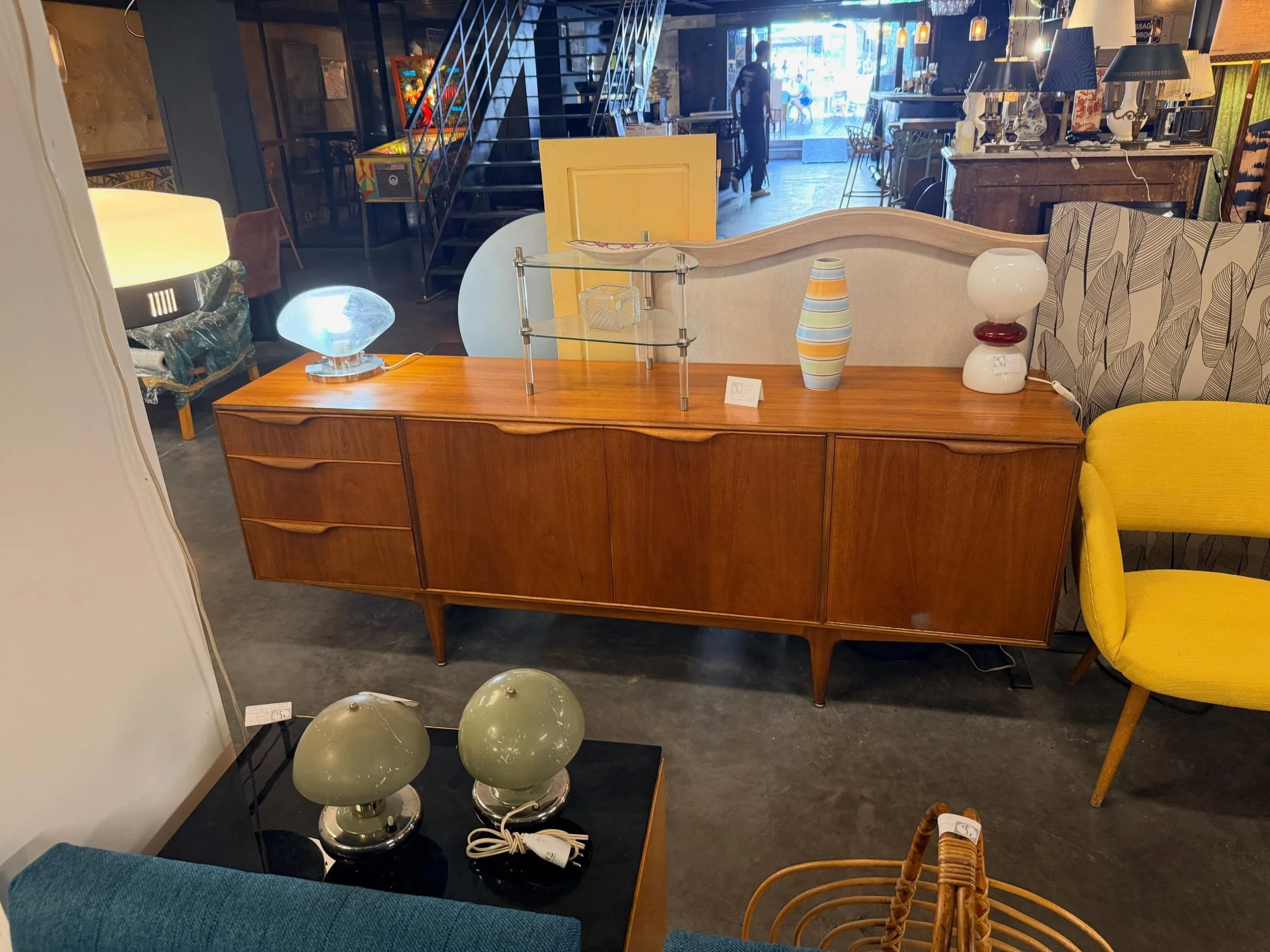 Enfilade &Eacute;cossaise des ann&eacute;es 1950 en teck, mcintosh. Dimensions 201 cm x45 cm ; hauteur 75 cm .

Visible au passage St Michel, 16 place Canteloup &agrave; Bordeaux.

Informations et prix compl&eacute;mentaires sur : intemporadeco.com 
