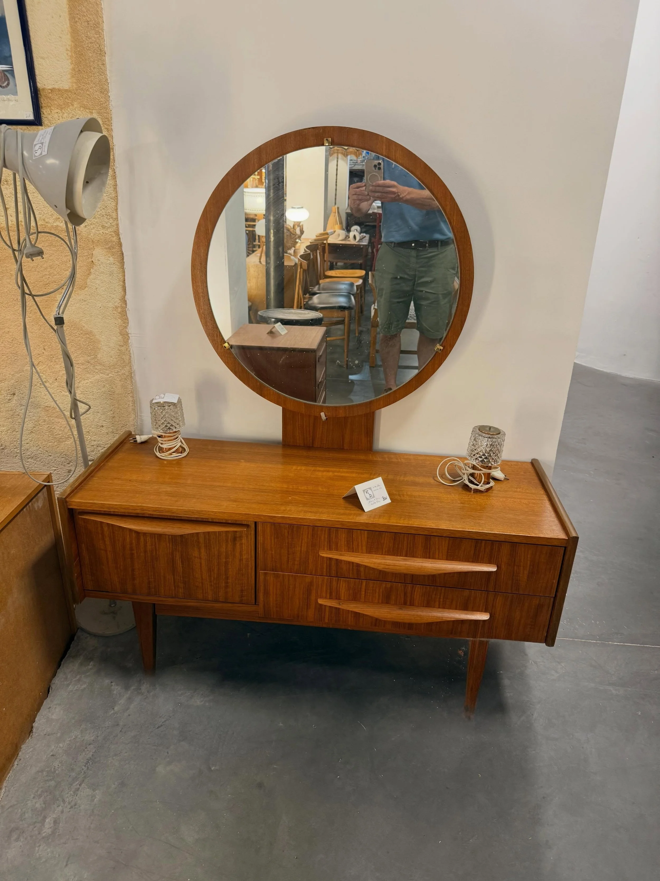 Coiffeuse d s ann&eacute;es 1960 en teck. Dimensions 114 cm x 39 cm ; hauteur 74 cm .

Visible au passage St Michel, 16 place Canteloup &agrave; Bordeaux.

Informations et prix compl&eacute;mentaires sur : intemporadeco.com 

#decorationinterieure #b