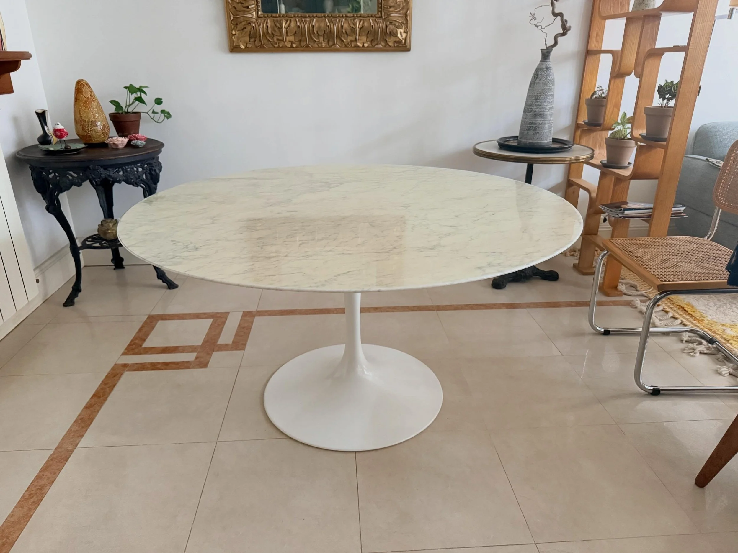 Table Eero Saarinen ,  Knoll , diam&egrave;tre 137 cm ; hauteur 72 cm . Pied en fonte d&rsquo;aluminium, marbre de Calacatta.
 
Informations et prix compl&eacute;mentaires sur : intemporadeco.com 

Visible au passage St Michel, 16 place Canteloup &ag